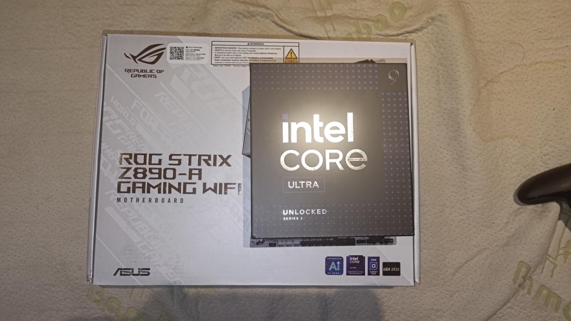 Intel Core Ultra 9 Desktop Processor 285K - 24 cores (8 P-cores + 16 E-cores) and 24 threads - Up to 5.7 GHz customer photo 2