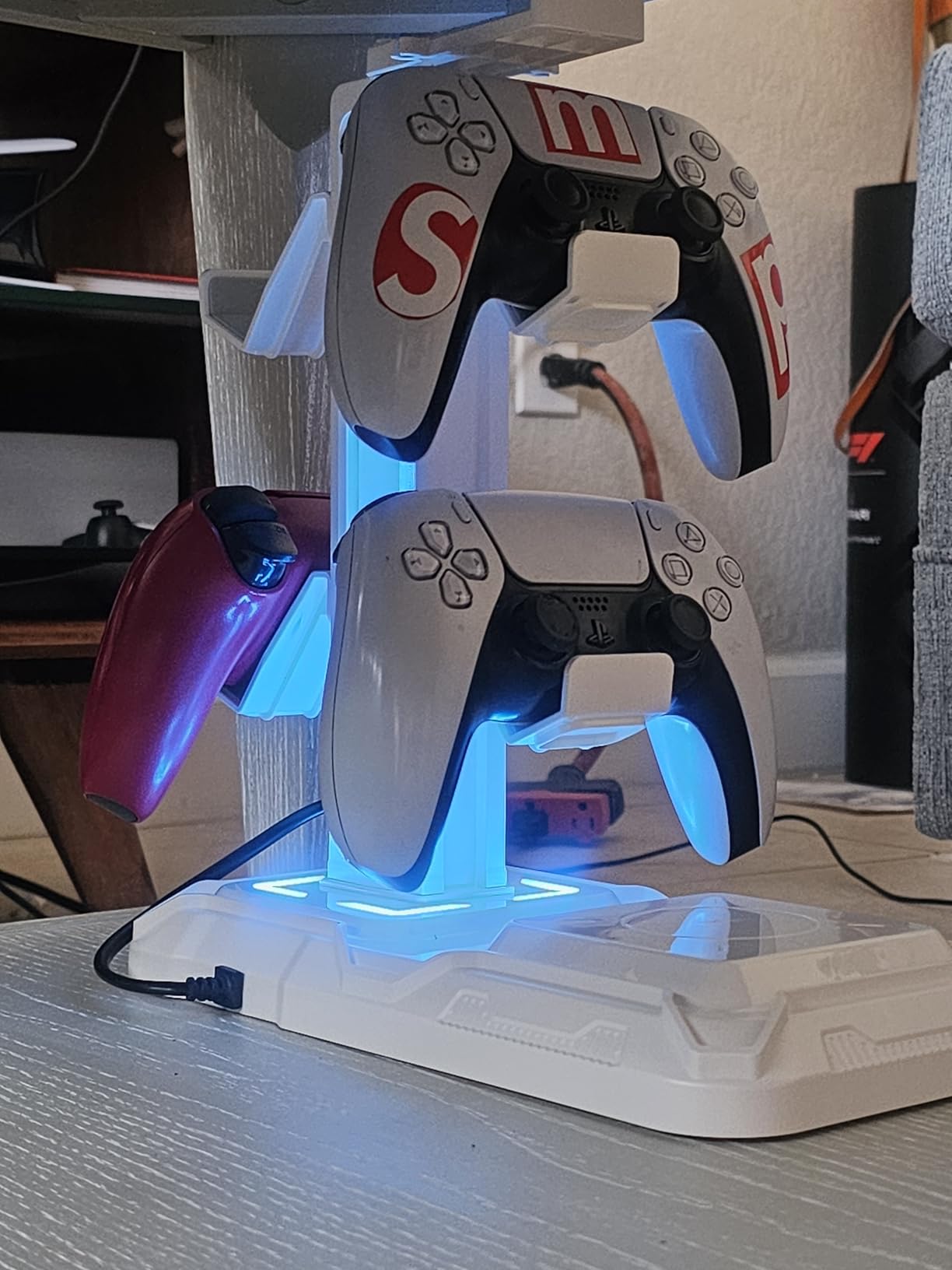 KDD Headphone & Controller Stand with Wireless Charging - Rotatable Headset Stand with 9 Light Modes - Controller Holder with 2 USB and Type C Ports - for Gamers Desktop Accessories - Customer Photo 2