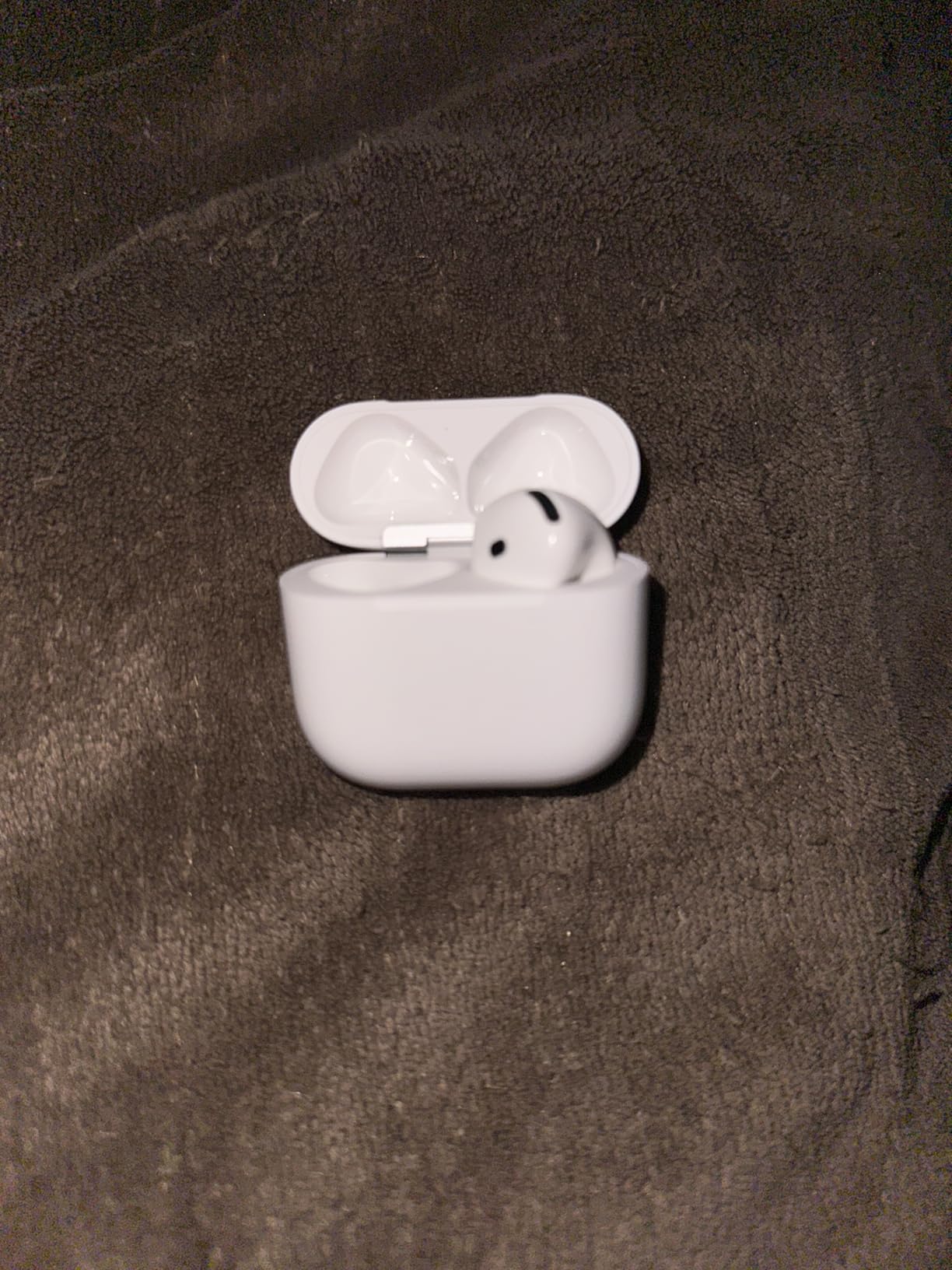 Apple AirPods 4 Wireless Earbuds, Bluetooth Headphones, Personalized Spatial Audio, Sweat and Water Resistant, USB-C Charging Case, H2 Chip, Up to 30 Hours of Battery Life, Effortless Setup for iPhone - Customer Photo 3