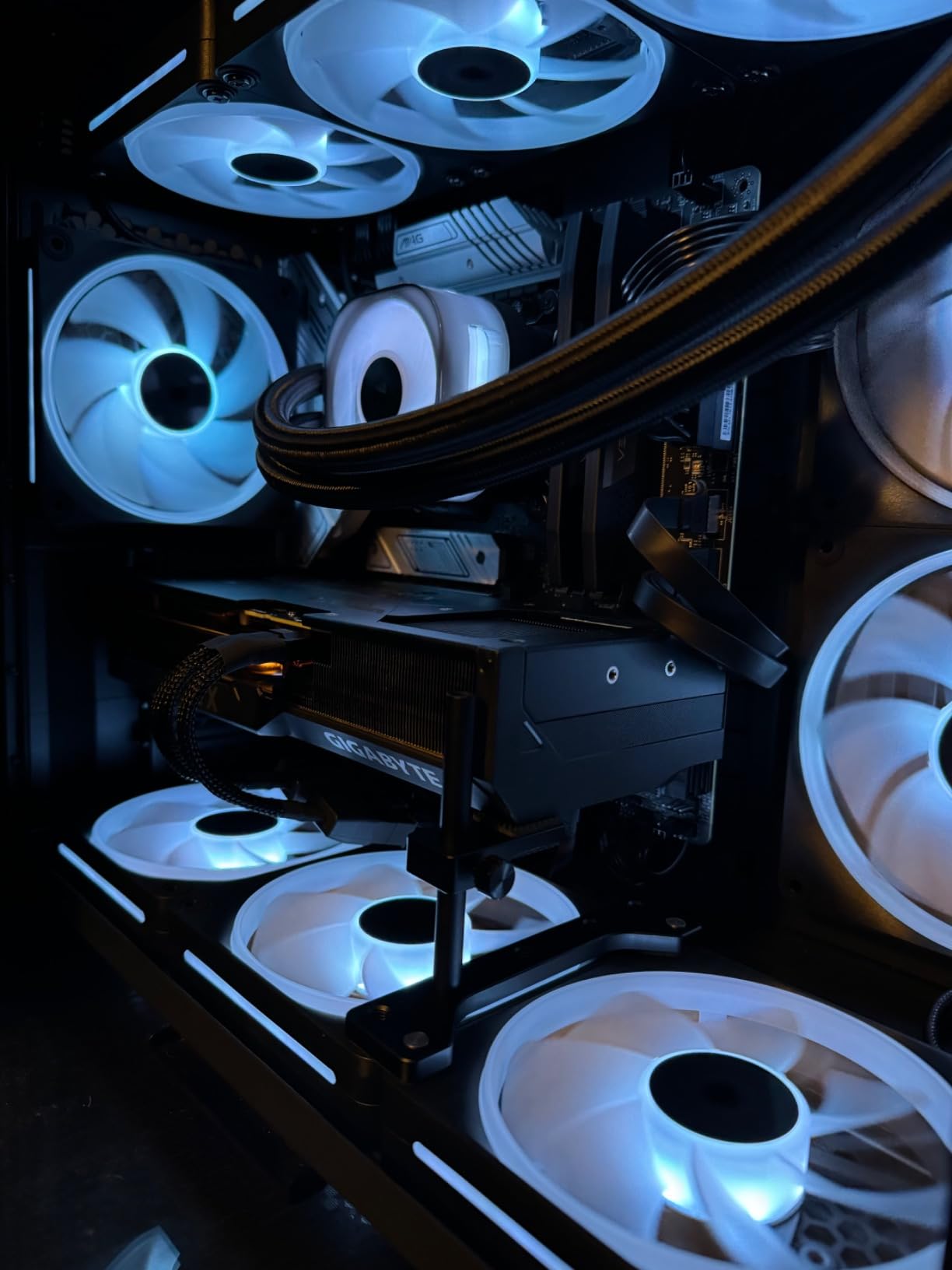 CORSAIR iCUE Link LX120-R RGB 120mm PWM Reverse Fans – Triple Fan Kit – Low-Noise, Magnetic Dome Bearing, Dual Light Loops, CORSAIR QuikTurn Screws, Zero RPM Mode – Black - Customer Photo 4