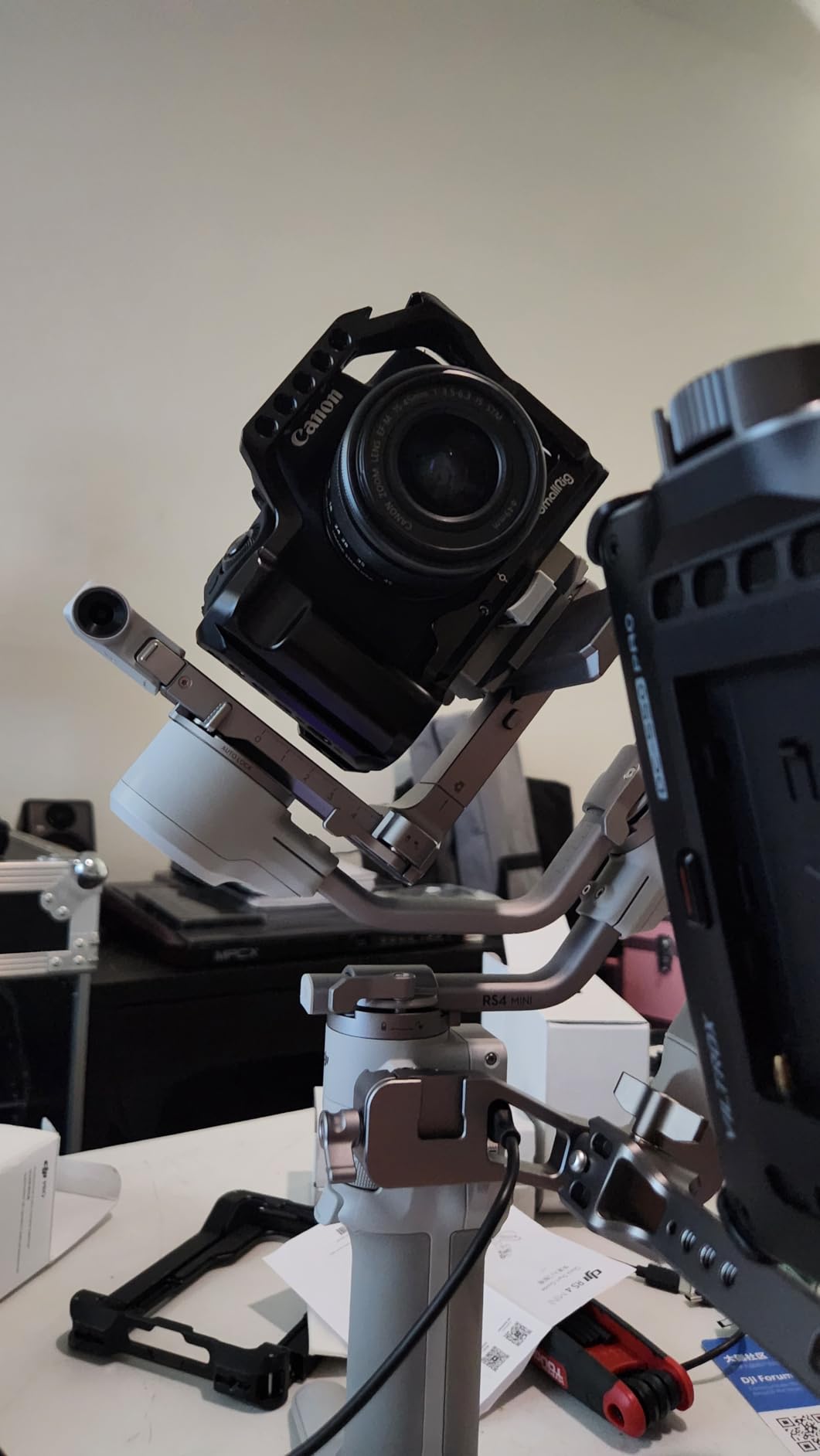 DJI RS 4 Mini Combo, Gimbal Stabilizer for Cameras Canon/Sony/Panasonic/Nikon/Fujifilm, Auto Axis Locks, Intelligent Tracking, 2kg/4.4lbs Payload, Camera Gimbal, Camera Stabilizer, Briefcase Handle - Customer Photo 1