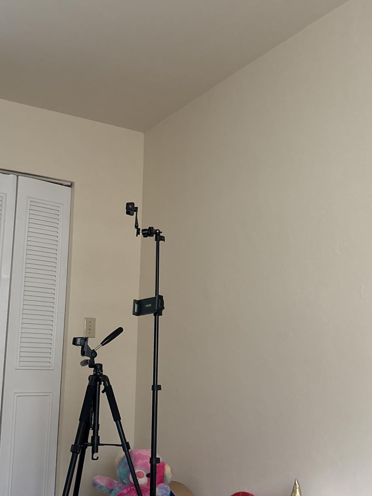 UBeesize 22'' Ring Light with 72'' Stand, 65W Large Ring Light with Phone Holder, Dimmable LED Light for Makeup Barber Stylist Tattoo YouTube TikTok Photography - Customer Photo 1