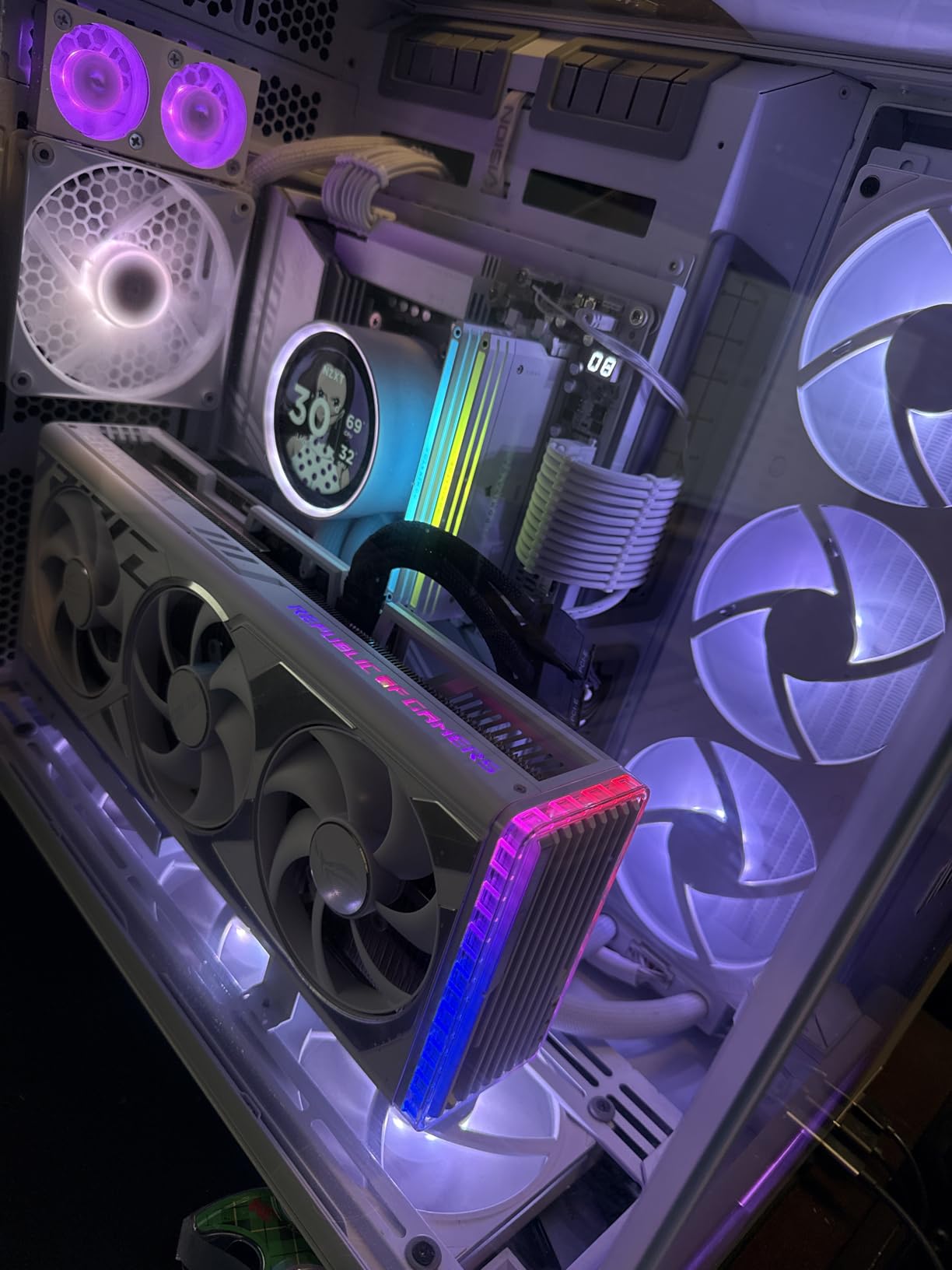 NZXT Control Hub - Digital RGB Lighting and PWM Fan Speed Controller - Control Up to 5 x PWM Fans or 4 x NZXT Single-Frame Fans - Powered by NZXT CAM Software - Customer Photo 1