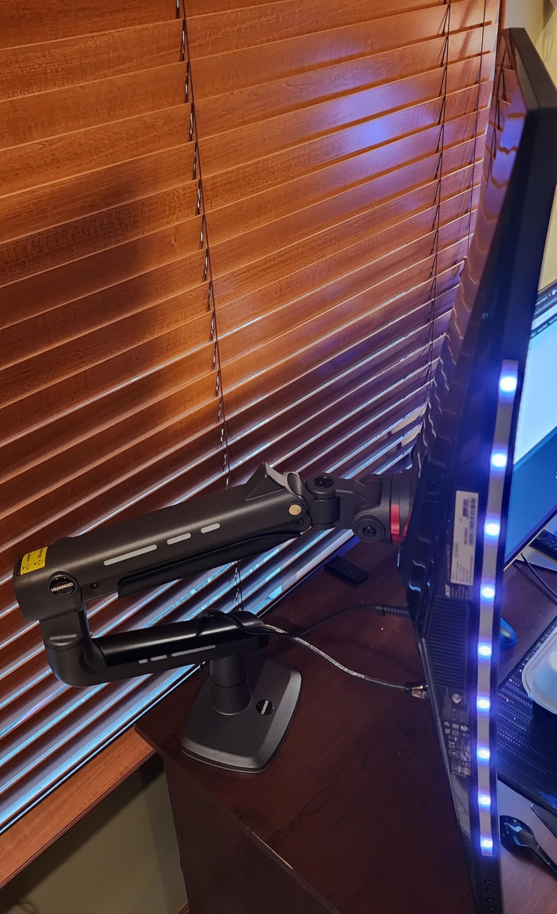 HUANUO RGB Monitor Arm for Ultrawide Screens up to 49″, Heavy-Duty Single Mount Holds 44 lbs, Fully Adjustable Gaming Monitor Arm with C-Clamp & Grommet Base, Max VESA 100 x 100mm - Customer Photo 1