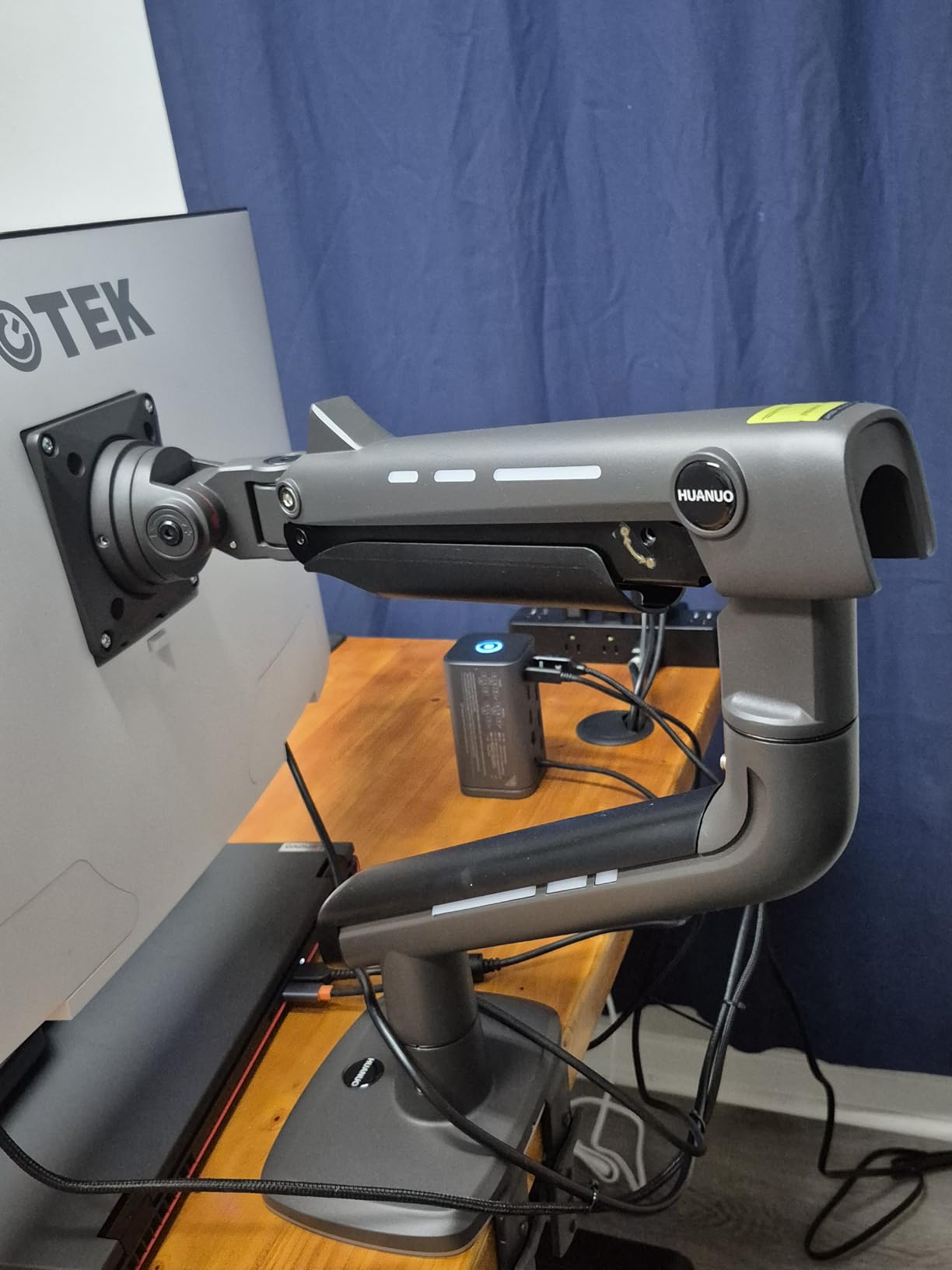 HUANUO RGB Monitor Arm for Ultrawide Screens up to 49″, Heavy-Duty Single Mount Holds 44 lbs, Fully Adjustable Gaming Monitor Arm with C-Clamp & Grommet Base, Max VESA 100 x 100mm - Customer Photo 3