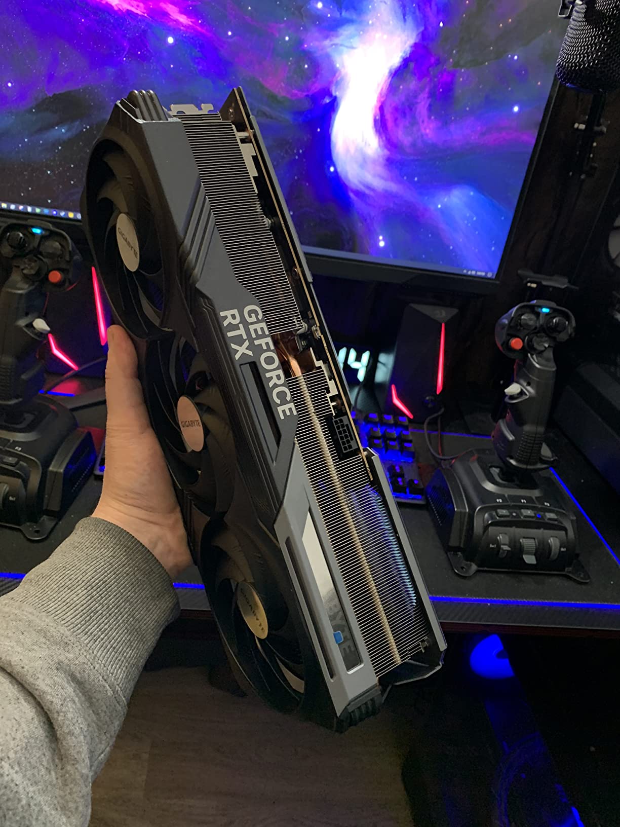 GIGABYTE GeForce RTX 5080 WINDFORCE OC SFF 16G Graphics Card, WINDFORCE Cooling System, 16GB 256-bit GDDR7, GV-N5080WF3OC-16GD Video Card - Customer Photo 1