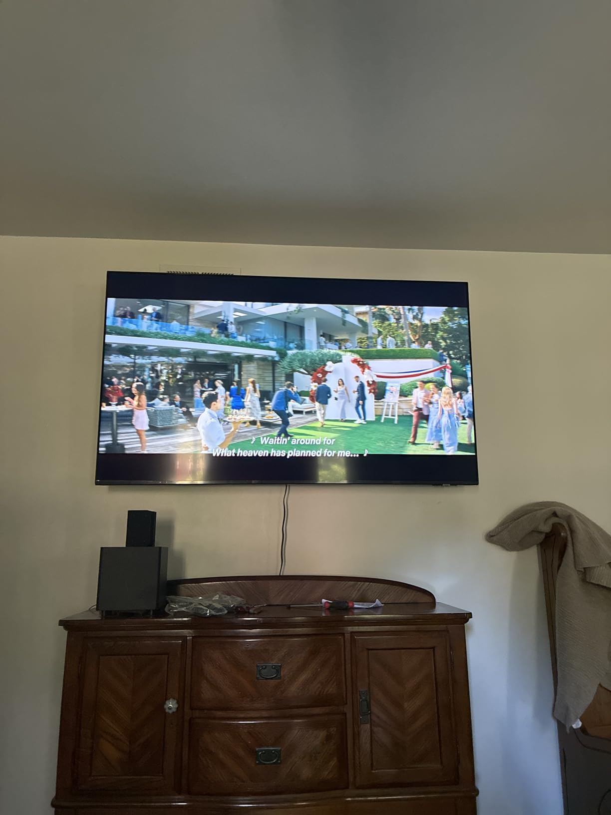 43-Inch Class Crystal UHD U8000F 4K Smart TV (2025 Model) Endless Free Content, Processor, MetalStream Design, Knox Security, Alexa Built-in customer photo 2