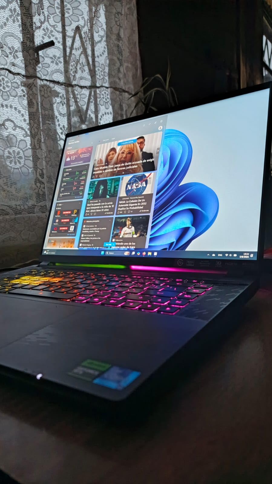 GIGABYTE - AORUS MASTER 16 Gaming Laptop - 240Hz 2560x1600 OLED - NVIDIA GeForce RTX 5070 Ti - Intel Core Ultra 9 275HX - 1TB SSD with 32GB DDR5 RAM - Windows 11 Home AD (AORUS MASTER 16 BXHC4USE64SH) - Customer Photo 4