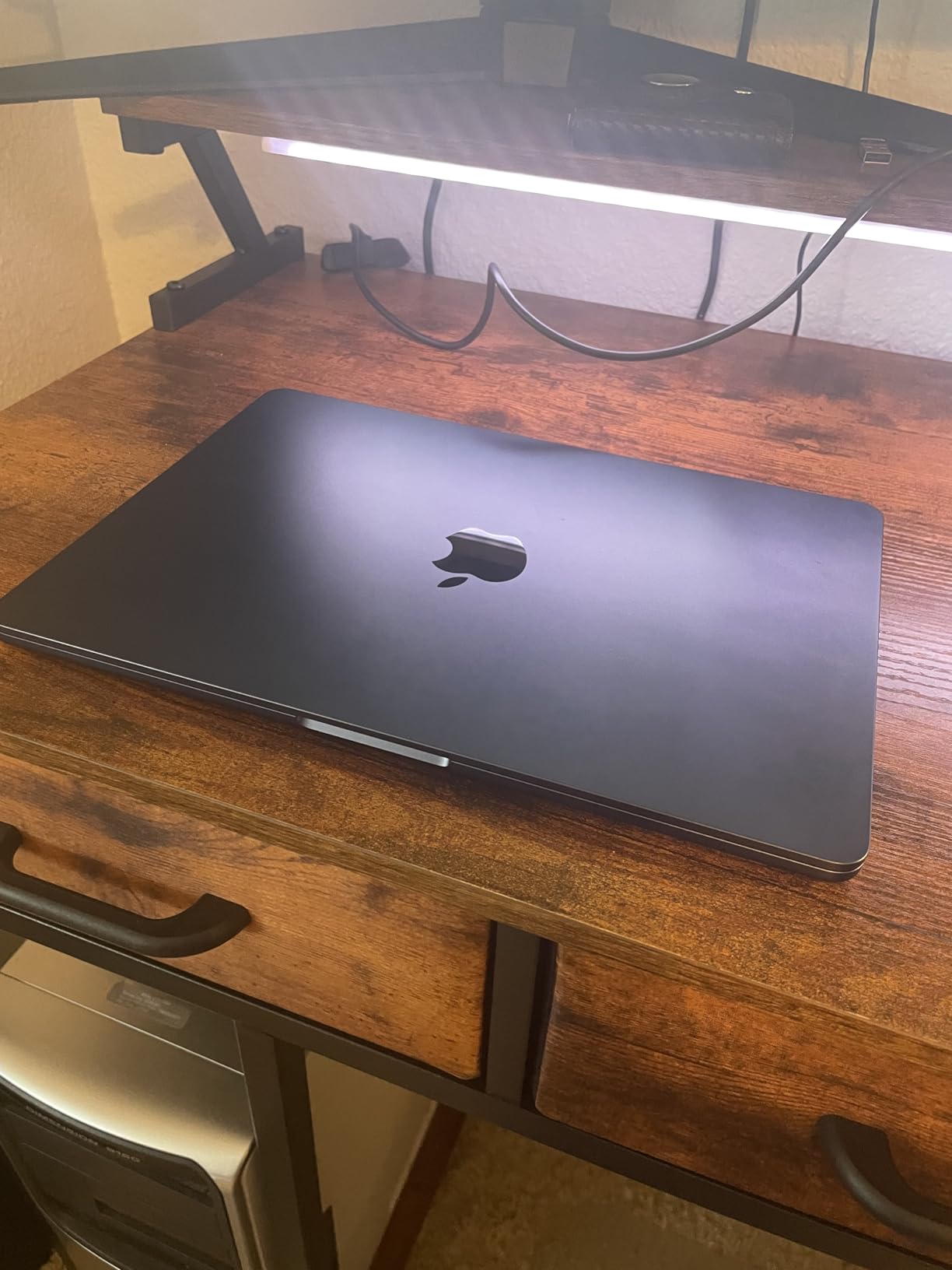 Apple 2025 MacBook Air 13-inch Laptop with M4 chip: Built for Apple Intelligence, 13.6-inch Liquid Retina Display, 16GB Unified Memory, 512GB SSD Storage, 12MP Center Stage Camera, Touch ID; Midnight - Customer Photo 2