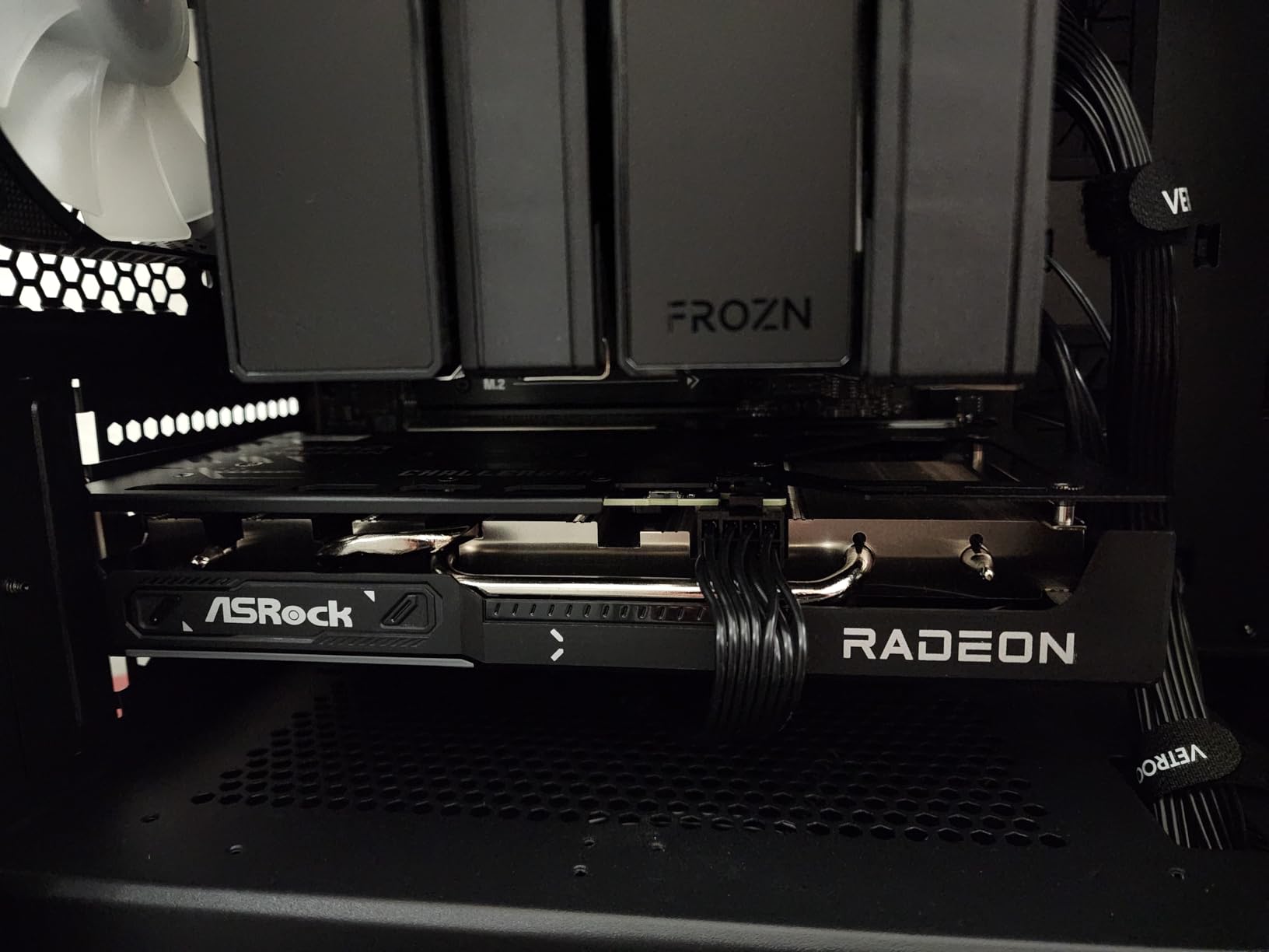 ASRock Radeon RX 9060 XT Challenger 16GB OC, RDNA 4, 3290MHz Boost, 16GB GDDR6 128-bit, PCIe 5.0, Dual Fans, 0dB Silent, LED Indicator, DisplayPort 2.1a, HDMI 2.1b customer photo 1