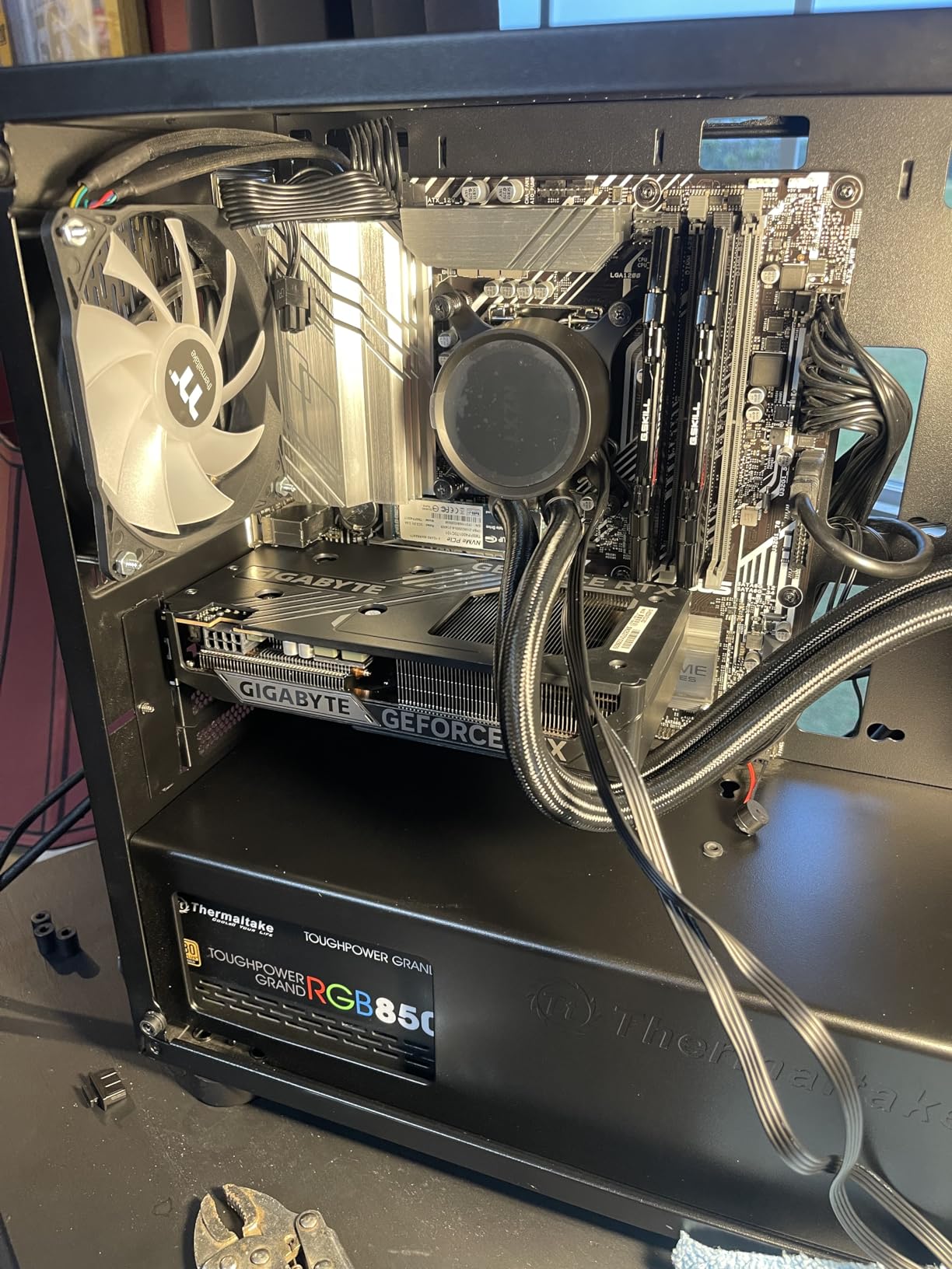 GIGABYTE GeForce RTX 5060 WINDFORCE OC 8G Graphics Card, 8GB 128-bit GDDR7, PCIe 5.0, WINDFORCE Cooling System, GV-N5060WF2OC-8GD Video Card - Customer Photo 2