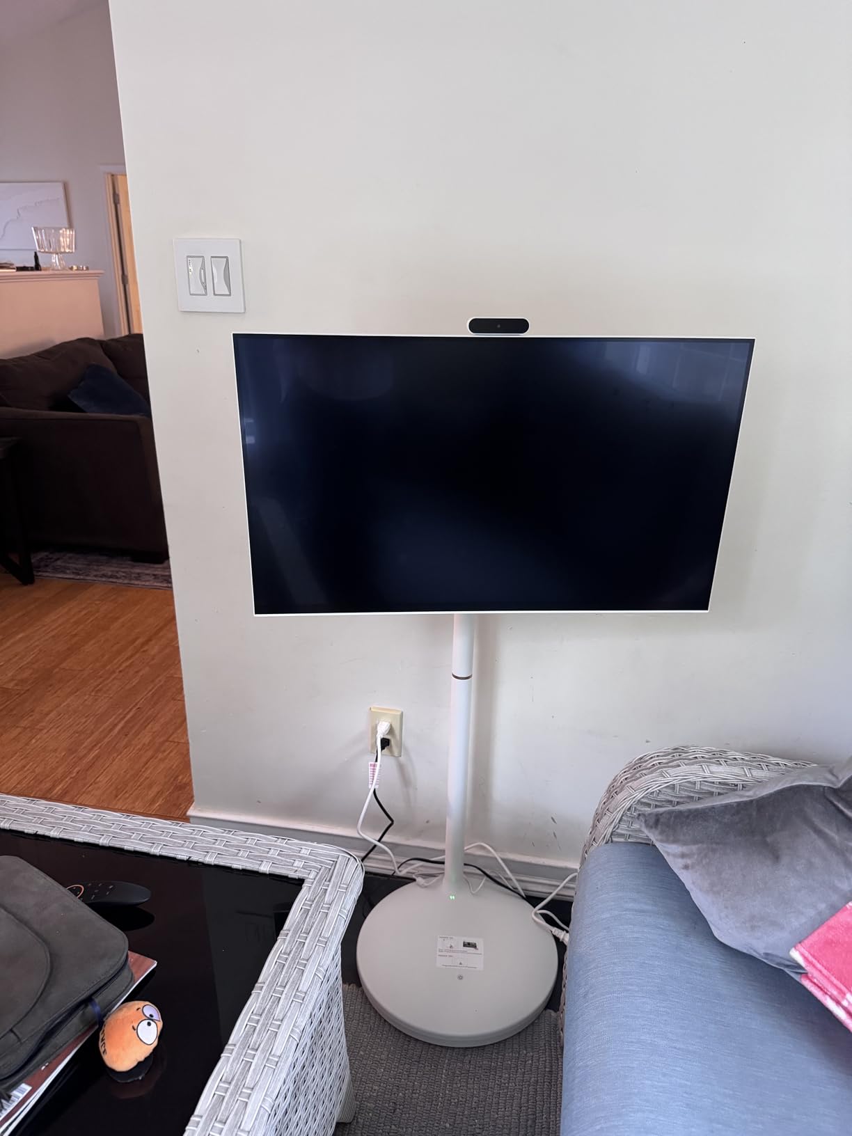 32 Inch 4K Smart Portable TV Monitor, Qualcomm Snapdragon 665 CPU, Built-in 20000mAh Battery, 8+128GB, Android OS, Rolling Touch Screen Monitor on Wheels, Air Remote Mouse, with 5MP Webcam - Customer Photo 2