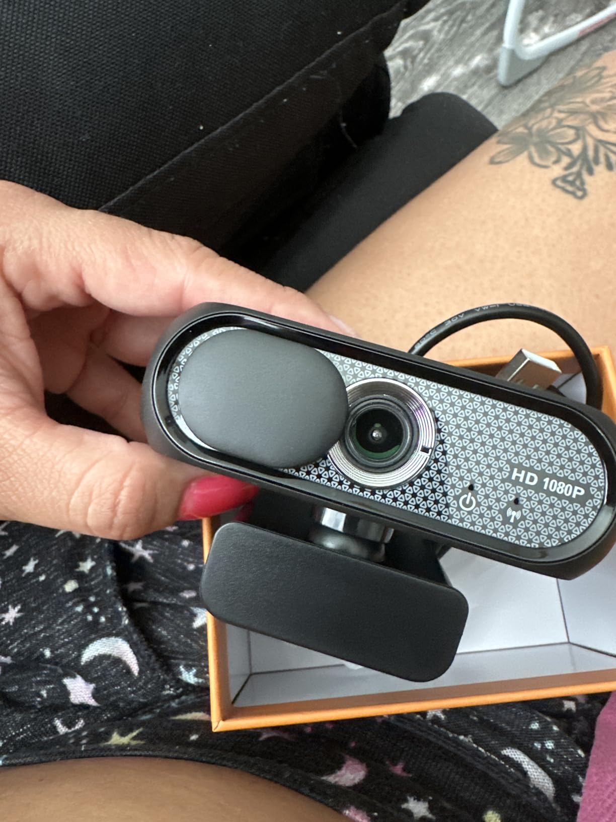 1080P HD Webcam with Microphone, Noise Cancellation, Privacy Cover, Wide-Angle Lens, Auto Light Correction, Plug & Play USB Webcam for Laptop, Desktop, PC, Mac, Zoom, Skype, Streaming (Black) - Customer Photo 3