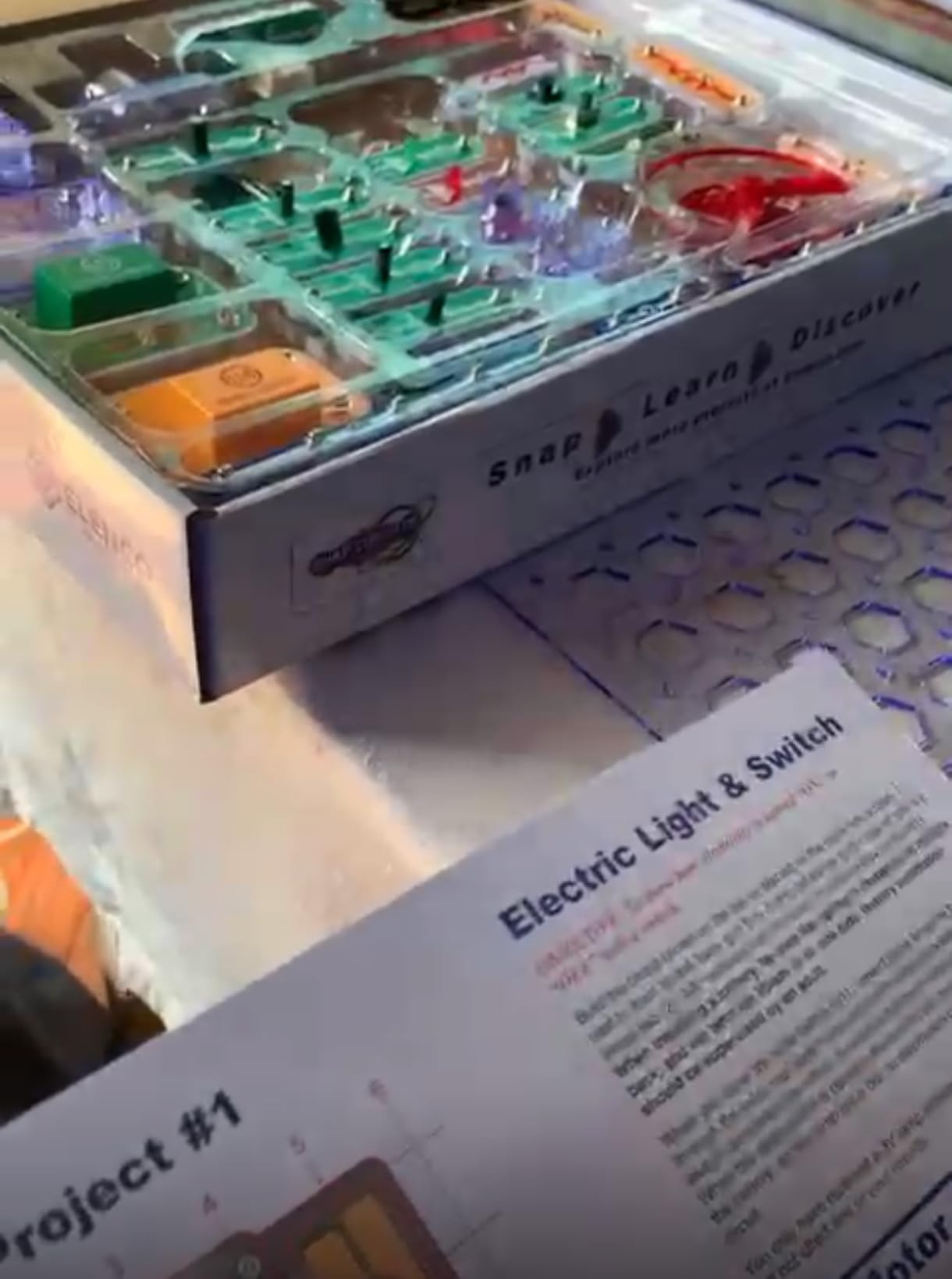 SNAP CIRCUITS Classic SC-300 STEM Electronics Kit, 300+ Projects, Ages 8+ customer photo 1