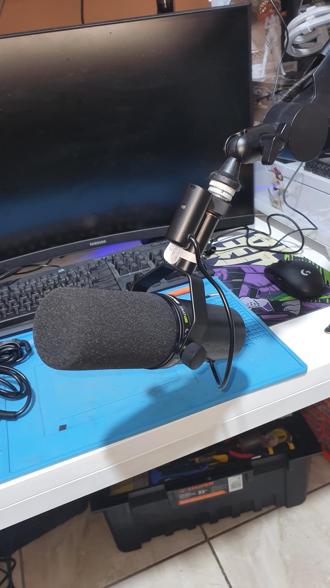 Shure SM7B Dynamic Studio Microphone - XLR Mic for Podcasting, Streaming, Vocal Recording & Broadcasting, Wide Frequency Range, Smooth Warm Audio, Detachable Windscreen, Black customer photo 2