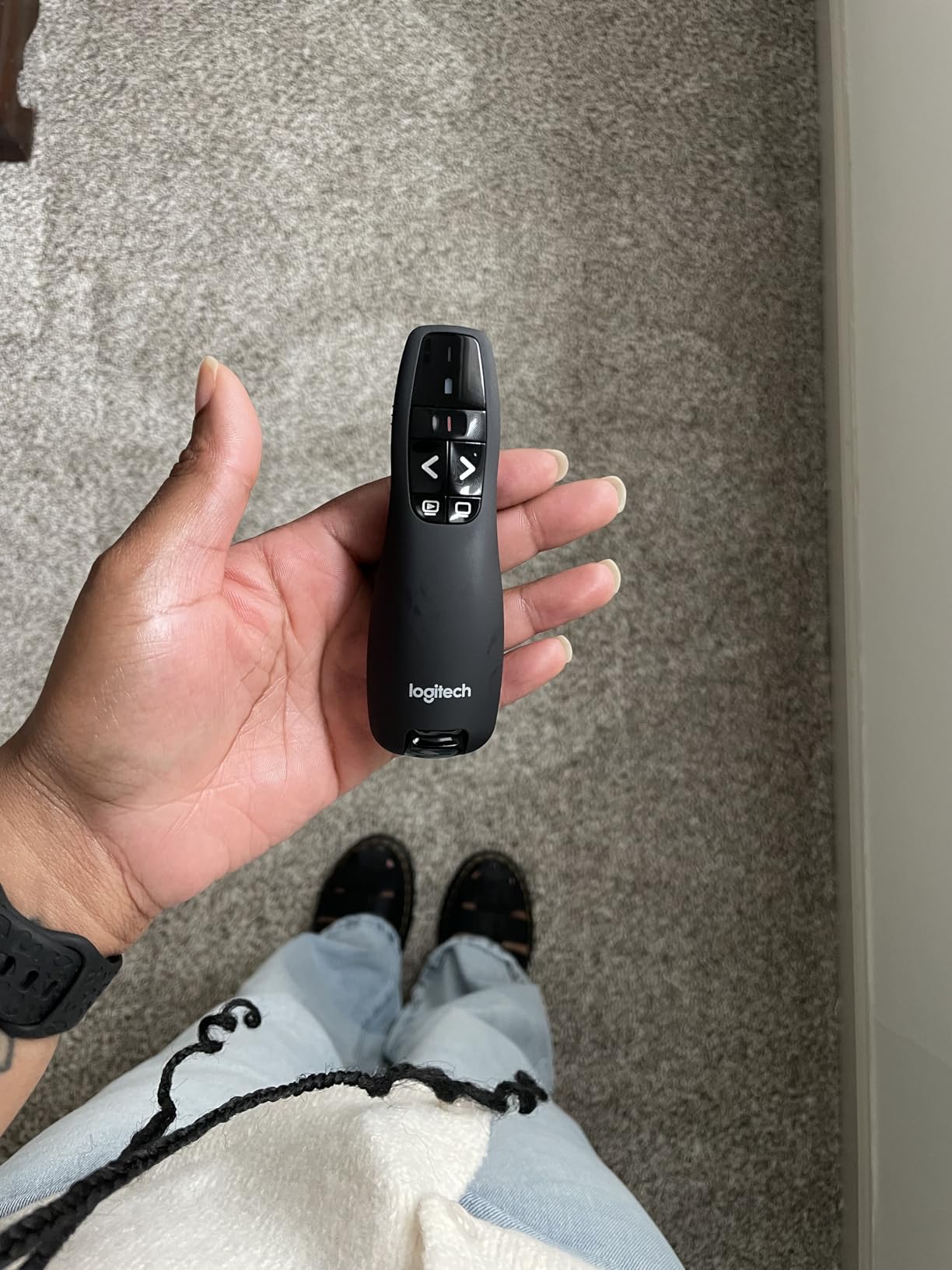 Logitech Wireless Presenter R400, USB-A PowerPoint Clicker with Laser Pointer, Wireless Presentation Clicker Remote customer photo 1