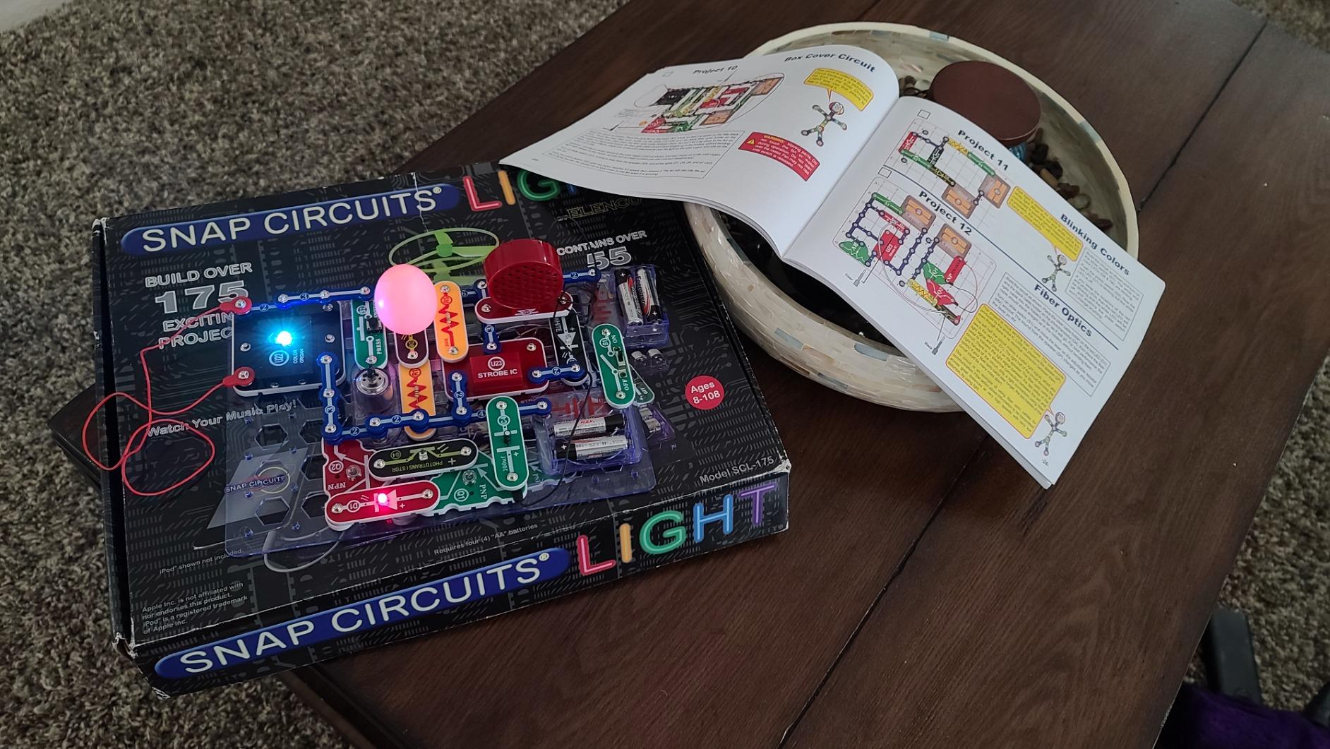 SNAP CIRCUITS Light STEM Electronics Kit, 175+ Projects, Ages 8+ customer photo 2