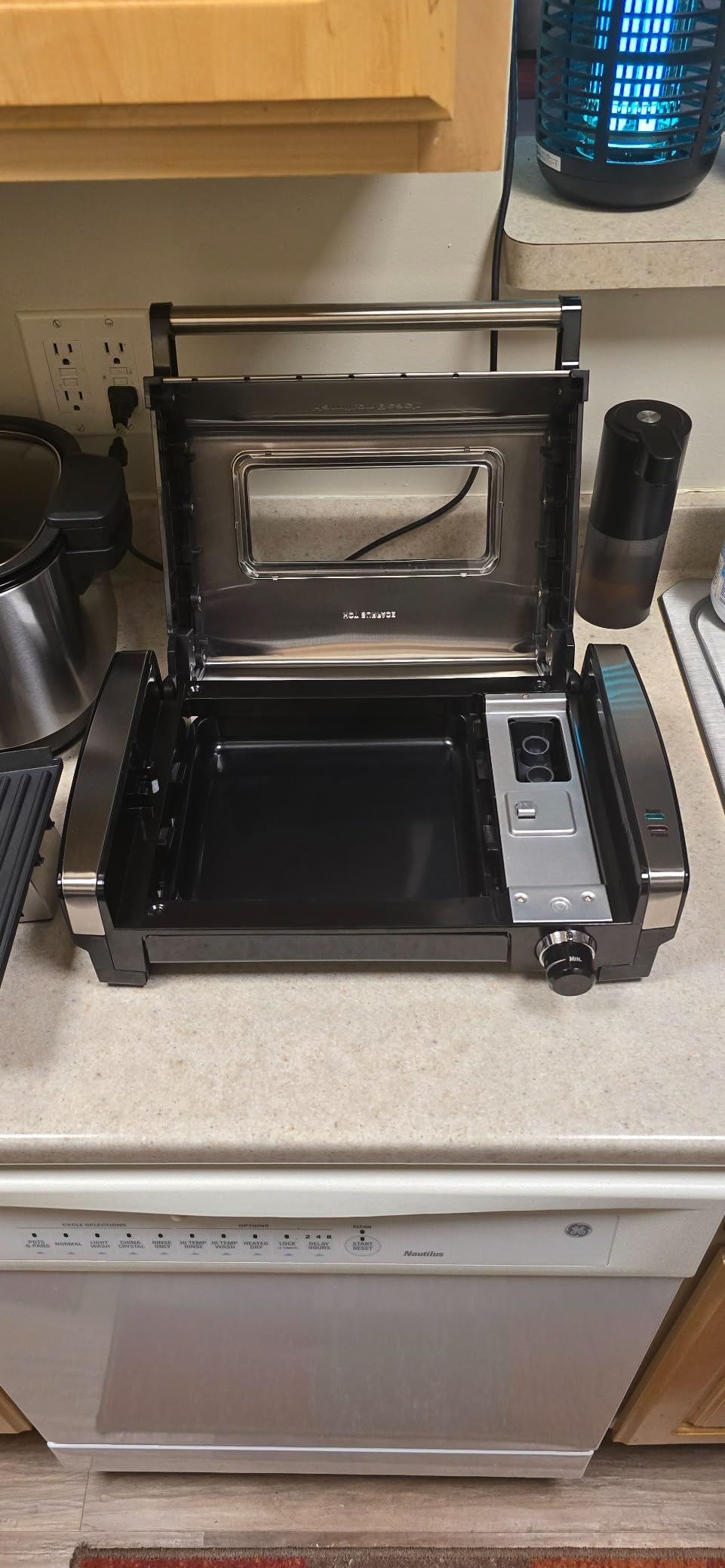 Hamilton Beach Electric Indoor Searing Grill with Adjustable Temperature Control to 450F, 118 sq. in. Surface Serves 6, PFAS-Free Removable Nonstick Grate, Stainless Steel (25360) customer photo 1