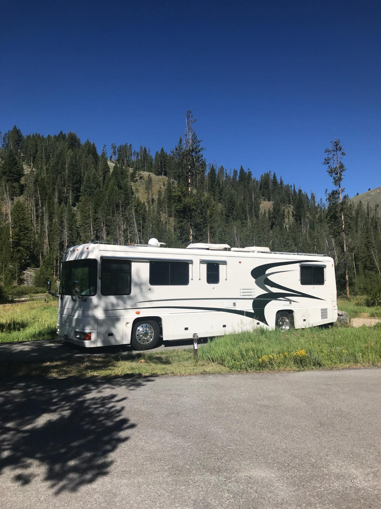 Winegard RT2000T Roadtrip T4 in-Motion RV Satellite Antenna - Automatic Multi-Satellite Tracking - Roof Mount Dome - High-Performance Mobile TV - White customer photo 2