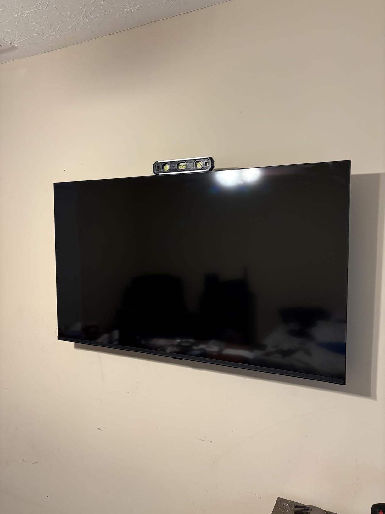 Amazon Basics Full Motion Articulating TV Wall Mount, with Swivel and Tilt, for 26