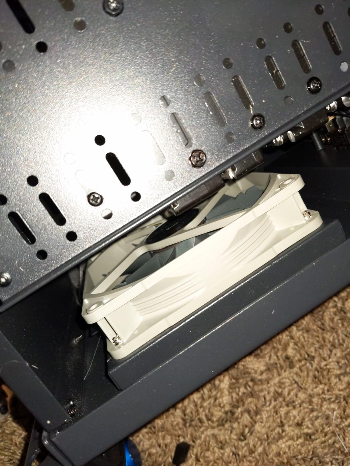 Noctua NF-P12 redux-1700 PWM, High Performance Cooling Fan, 4-Pin, 1700 RPM (120mm, Grey) customer photo 1