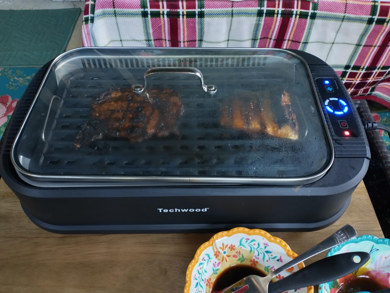 Indoor Smokeless Grill, Techwood 1500W Electric Indoor Grill with Tempered Glass Lid, Portable Non-stick BBQ Korean, Turbo Smoke Extractor Technology, Drip Tray & Double Removable Plate, Black customer photo 1