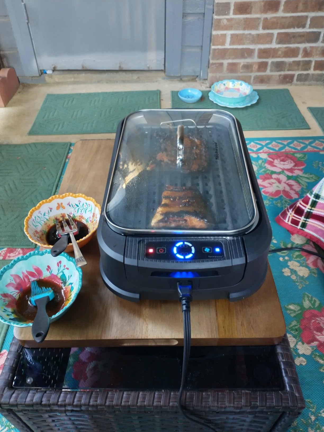Indoor Smokeless Grill, Techwood 1500W Electric Indoor Grill with Tempered Glass Lid, Portable Non-stick BBQ Korean, Turbo Smoke Extractor Technology, Drip Tray & Double Removable Plate, Black customer photo 2