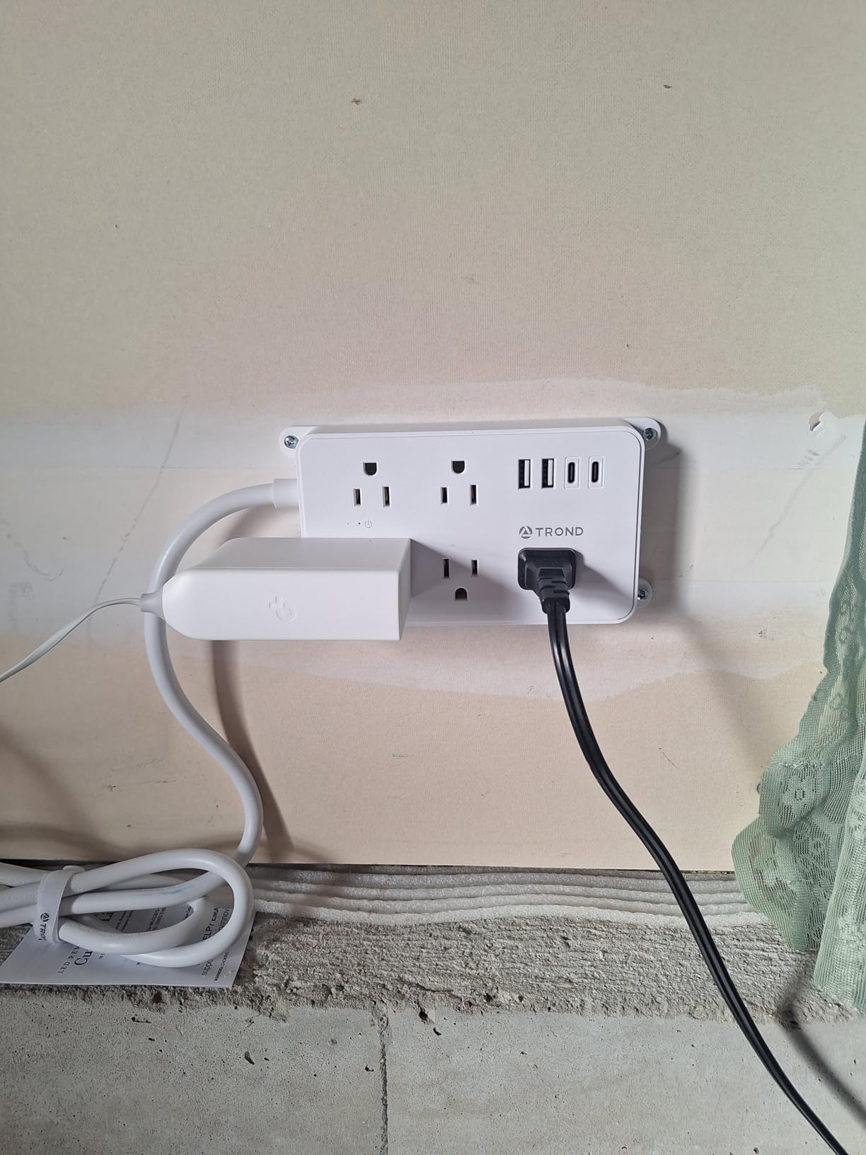 TROND Power Strip Surge Protector, 5 Widely-Spaced Outlets with 2 USB A and 2 USB C, ETL Listed, Wall Mountable, Flat Plug 5ft Extension Cord, 1300J customer photo 1