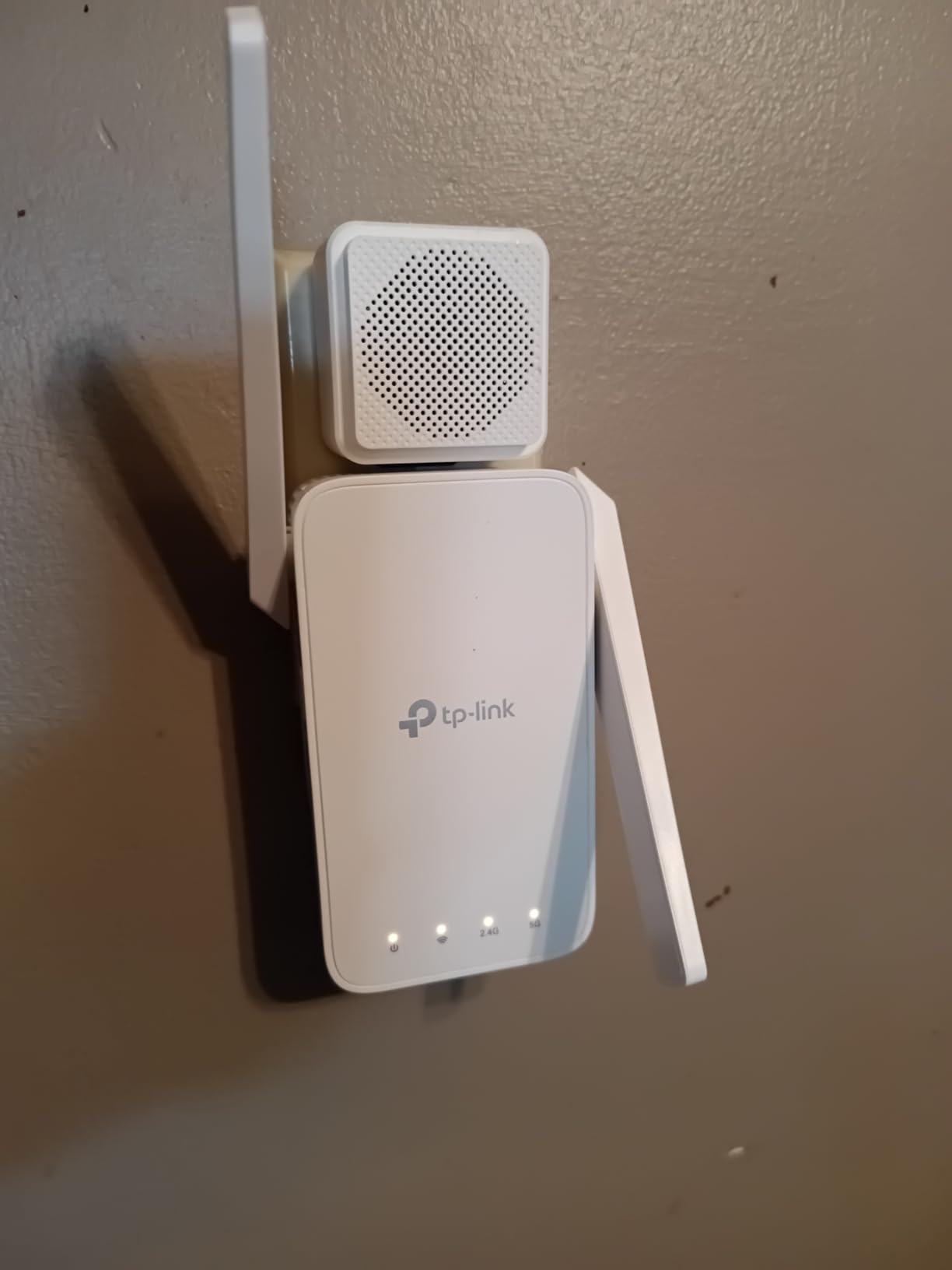 TP-Link AC1200 WiFi Extender - 1.2Gbps Home Signal Booster, Dual Band 5GHz/2.4GHz, Up to 1600 Sq.ft and 32 Devices, EasyMesh Compatible, One Ethernet Port (RE315) customer photo 2