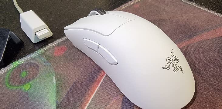 Razer DeathAdder V3 Pro Wireless Gaming Mouse: 64g Lightweight Ergonomic - 30K DPI Optical Sensor - Gen-3 Optical Switches - 8 Programmable Controls - Up to 90 Hr Battery - White customer photo 1