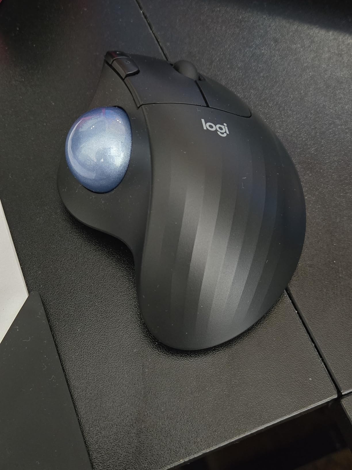 Logitech Ergo M575S Wireless Bluetooth Trackball Mouse - Graphite Blue Ball customer photo 1
