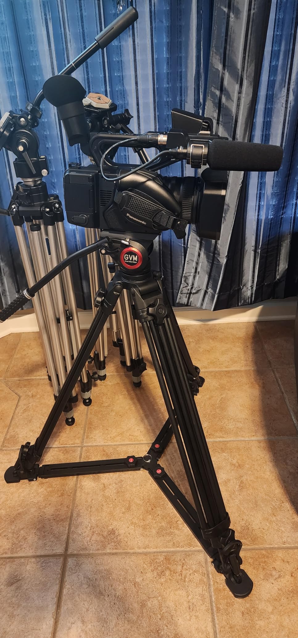 Panasonic Camcorder, Professional Quality 4K 60p, 1.0-inch Sensor, 24.5mm Wide-Angle Lens and Optical 20x Zoom, Great for News, Interviews, and Events - HC-X20 customer photo 1