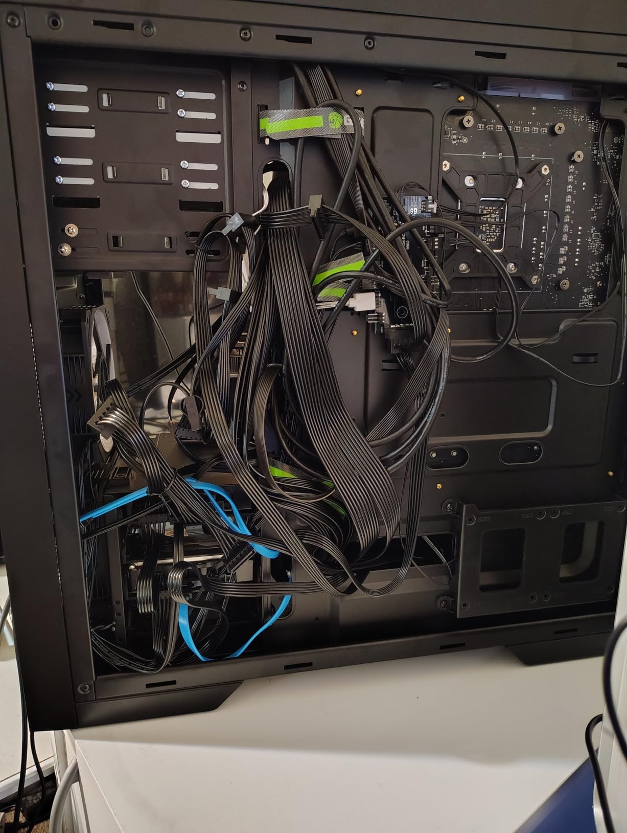 Thermaltake Toughpower GF3 1200W; ATX 3.1; x2 Native PCIe 5.1 12V-2x6; Flat Cables; Color Matched Connectors; Japanese Main Capacitors; 135mm Fan; 80 Plus Gold Certified; Black customer photo 1