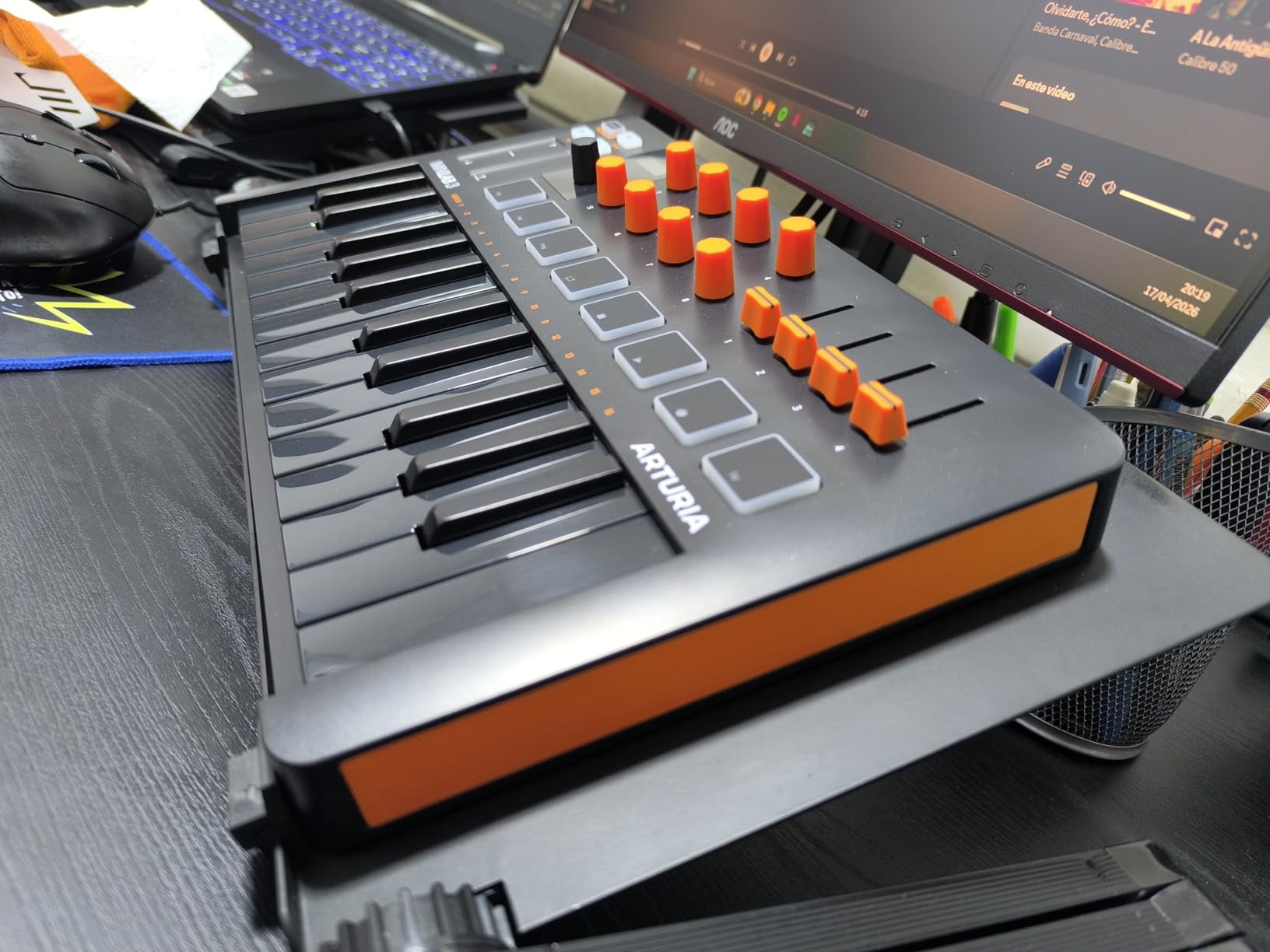 Arturia MiniLab 3 Universal MIDI Controller, White customer photo 2