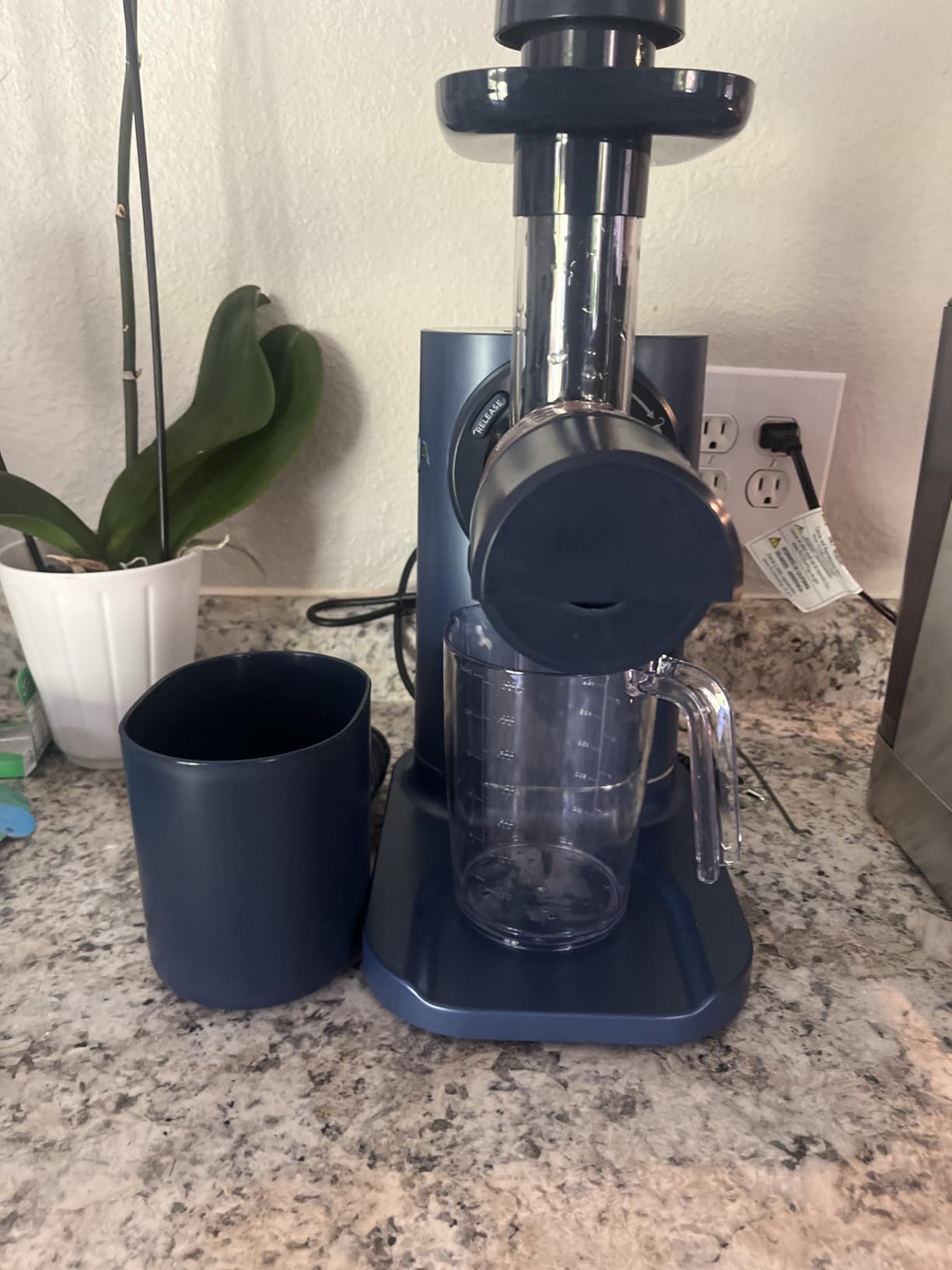 Ninja NeverClog Cold Press Juicer | Powerful Electric Slow Masticating Juicer with Pulp Control | XL Capacity | 24 oz. Juice Jug & 36 oz. Pulp Container | Dishwasher Safe | Charcoal | 150W | JC151 customer photo 1