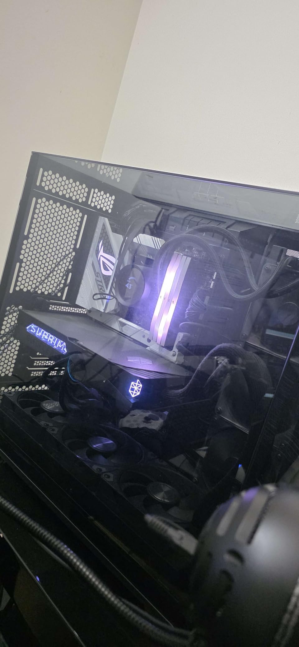 MSI GeForce RTX 5090 32G SUPRIM Liquid SOC - 32GB GDDR7, 28Gbps/512-bit, PCIe 5, Boost: 2565MHz, Water Cooling, HDMI 2.1b, DisplayPort 2.1b customer photo 1