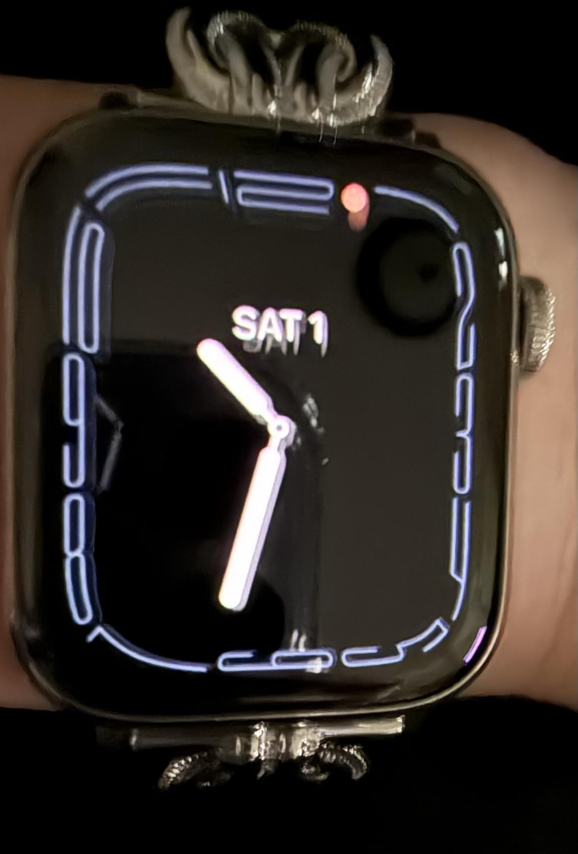 Apple Watch Series 8 [GPS + Cellular, 41mm] Starlight Aluminum Case with Starlight Sport Band, M/L (Renewed) customer photo 1