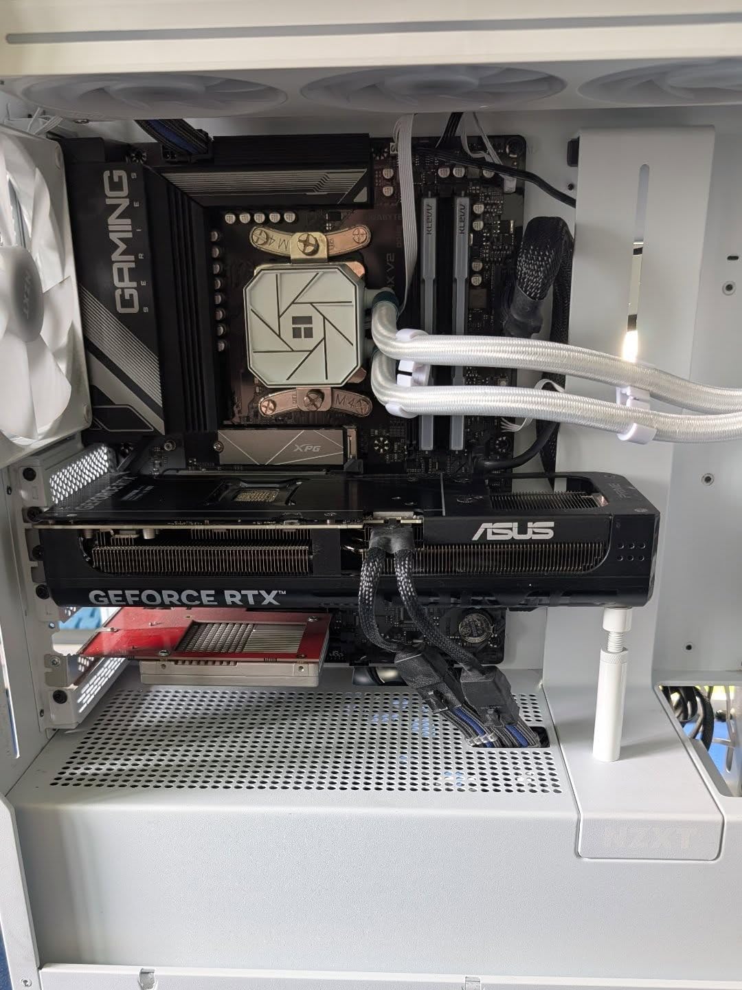 NZXT F120 RGB Core - 120mm Hub Mounted RGB Fan - 8 Individually Controllable LEDs - Semi Transparent Fan Blades - Hydrodynamic Bearing - PWM Control - CAM Software - Black customer photo 2
