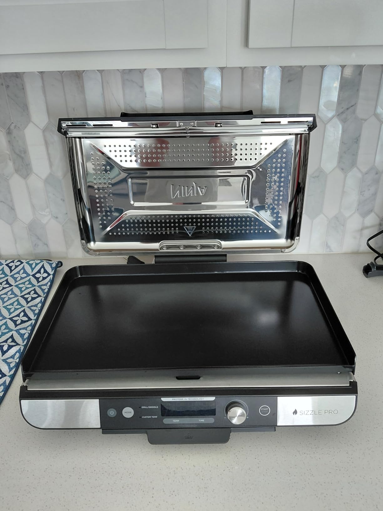 Ninja Griddle and Indoor Grill, 14'', Electric Grill, For Steak, Burgers, Salmon, Veggies, and More, Pancake Griddle, Nonstick, Dishwasher Safe, 500F, Even Cooking, Silver, GR101 customer photo 2