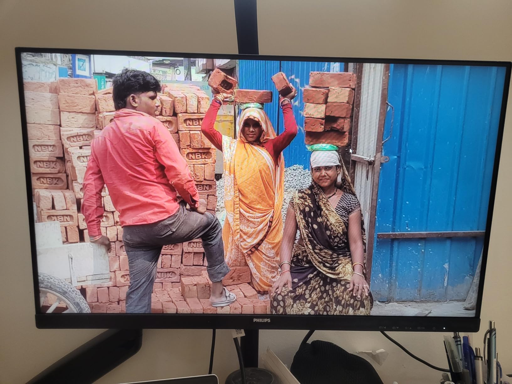 Philips 24 inch 100Hz Computer Monitor, Frameless Full HD (1920 x 1080), VESA, HDMI x1, VGA Port x1, Eye Care, 4 Year Advance Replacement Warranty, 241V8LB customer photo 1