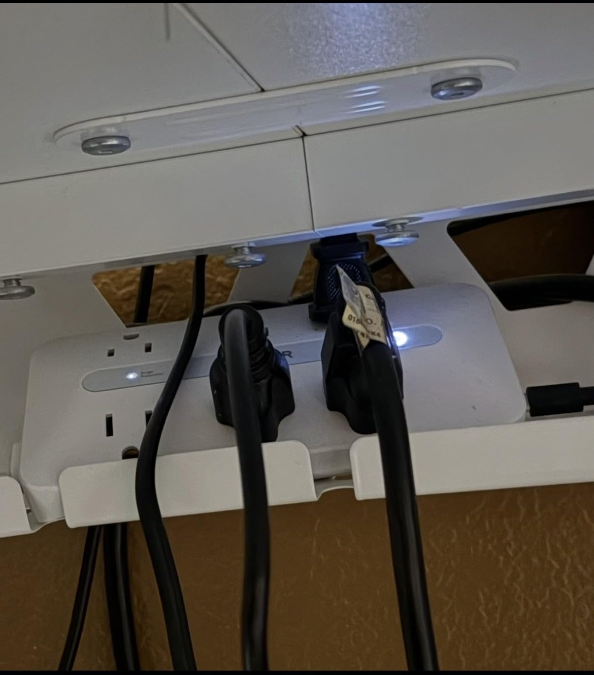 Anker Power Strip with 300J Surge Protector, 5ft Outlet Extender, 20W, 6AC | Flat Plug Extension Cord with Multiple Outlets, 2 USB C, 2 USB A, Dorm Room Essentials, Home Office, TUV Listed customer photo 1
