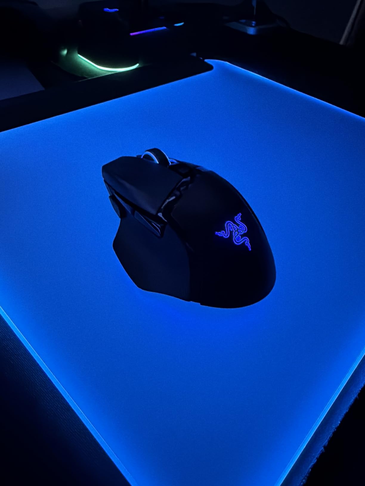 Razer Firefly V2 Pro Fully Illuminated RGB Gaming Mouse Mat: Backlit Design - 15 Zone Chroma Lighting - USB 2.0 Port - Detachable USB Type C Cable - Micro Textured Surface - Anti Slip Base customer photo 2