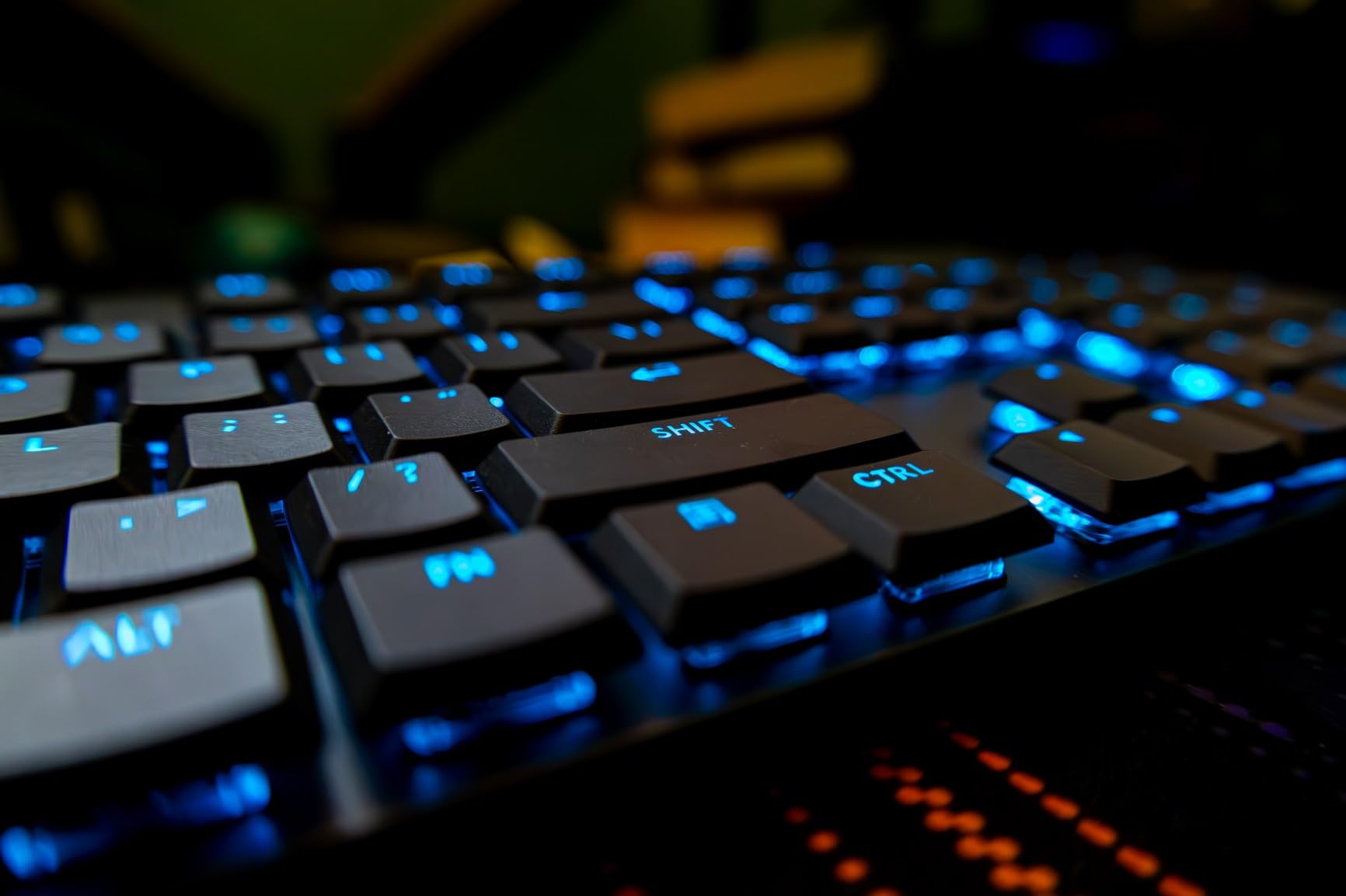 Logitech G915 X Low-Profile Wired Mechanical Gaming Keyboard, Double-Shot PBT Keycaps, Fully Programmable Keys, RGB Lighting, Aluminum Finish, GL Red Linear Switches - PC/Mac customer photo 2