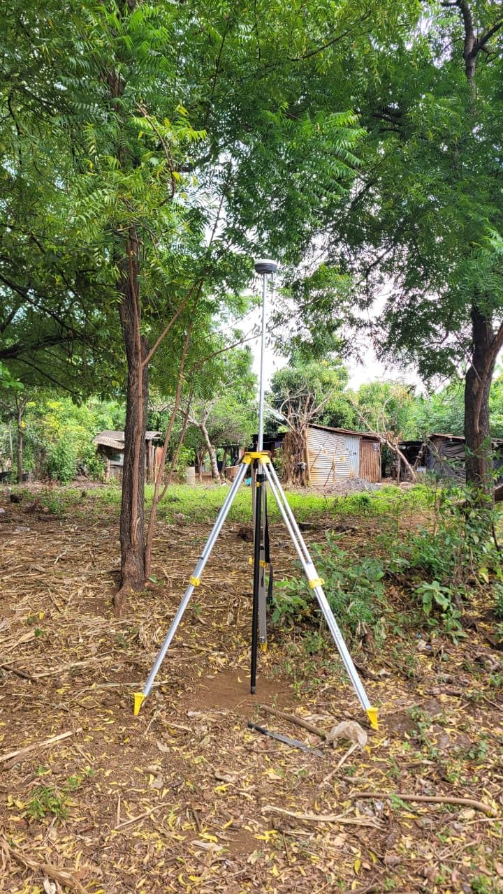E1 RTK GNSS Survey Equipment GPS Receiver with IMU Rover & Base Handheld Collector Land Surveying Equipment, Navigation System Survey Software (Include Pole, Tribrach, Tripod) customer photo 2