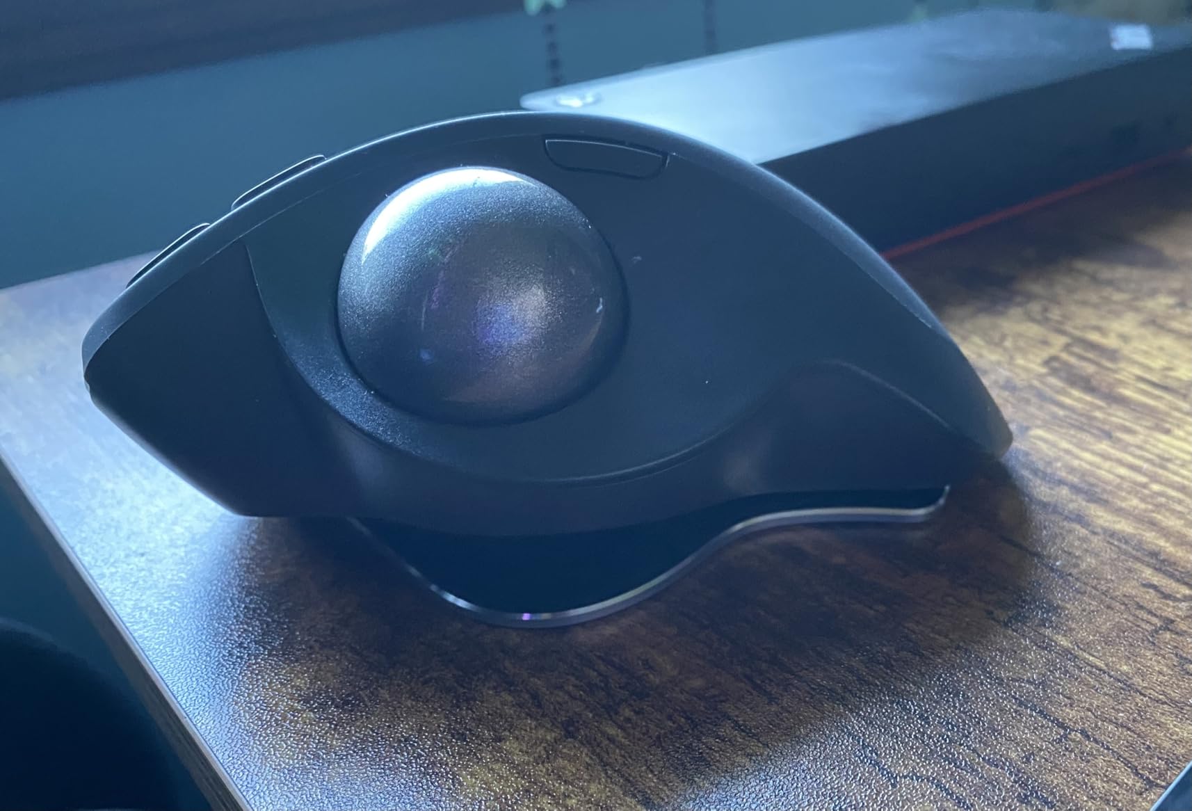 Logitech MX Ergo S Advanced Wireless Trackball Mouse USB C - Graphite | Advanced ergonomic design, rechargeable battery, Bluetooth and encrypted dongle, 6 programmable buttons, PC/Mac compatible customer photo 1