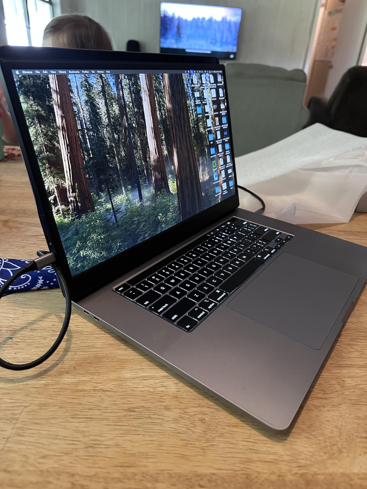 WGK 15.6 inch Portable Monitor 1080P FHD Travel Display HDMI/USB-C Compatible with Laptops, Desktops, Phones, PS, Mac, Xbox, Switch, and Other Gaming Devices Includes Stand and Speakers VESA customer photo 1