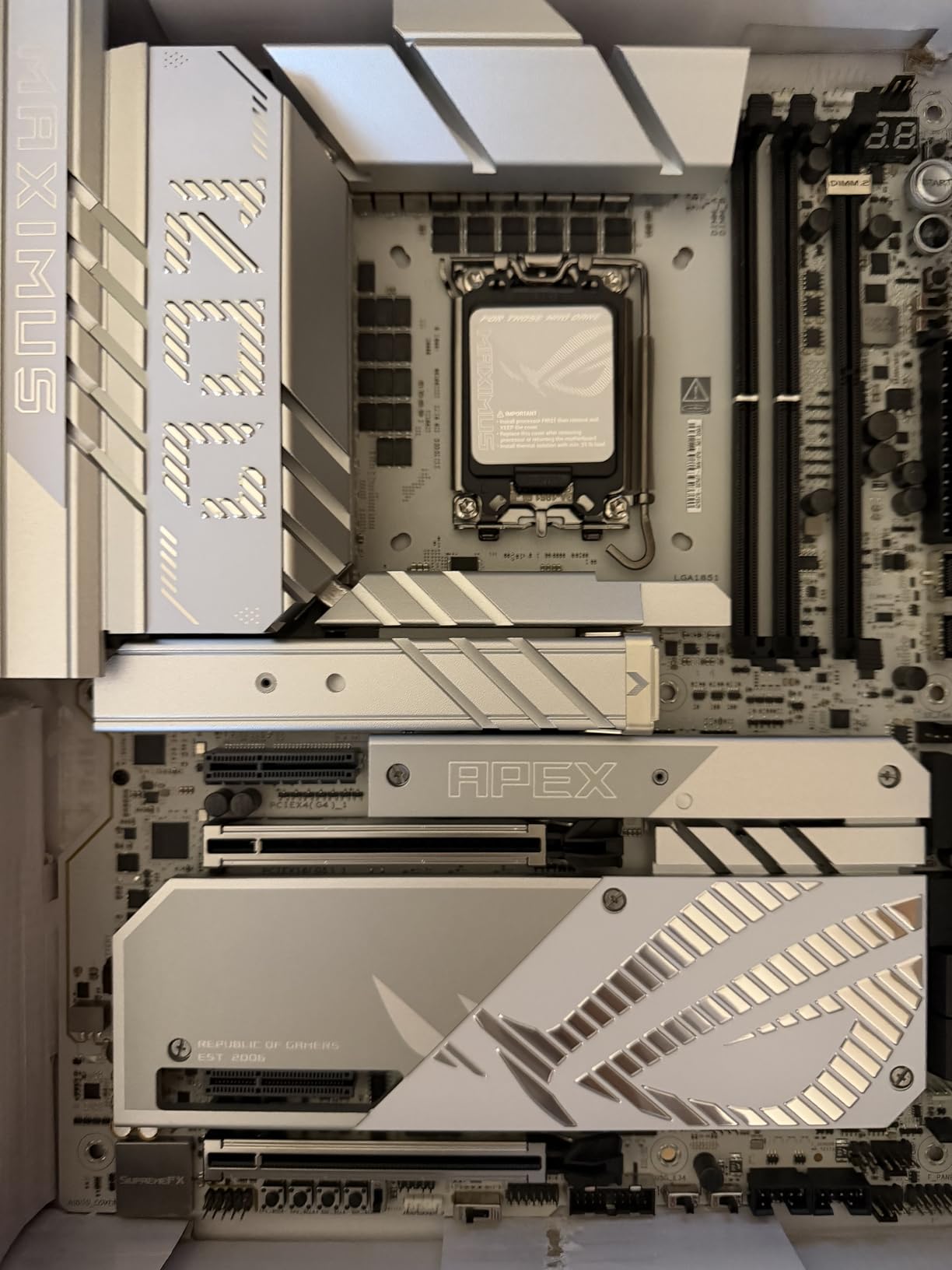 ASUS ROG MAXIMUS Z890 APEX Intel Z890 LGA 1851 ATX Motherboard, Advanced AI PC-ready, 22+2+1+2 stages, DDR5, WiFi 7, 5G LAN, 3x PCIe 5.0 M.2, Thunderbolt 4, USB Type-C, AI OC, Cooling & Networking customer photo 1