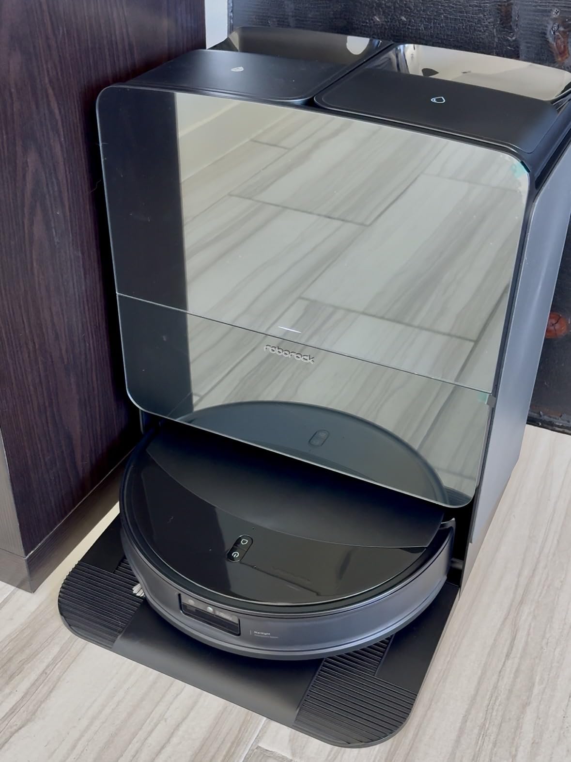 roborock Saros 10R Robot Vacuum and Mop, 22,000 Pa Suction, Zero-Tangling, 3.14'' Ultra Slim, FlexiArm Riser Technology for Carpet & Floor, Corner & Edge Cleaning, Self-Emptying, Hot Air Drying, Black customer photo 2