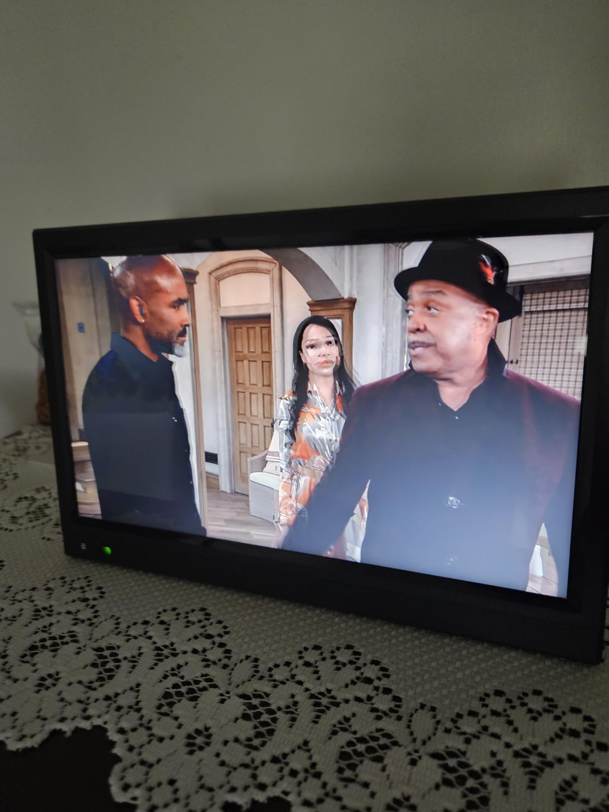 12.5inch Small Portable TV, Essential for Bedroom/Kitchen/Camping, Support HDMI/USB input, Built-in speakers, lightweight and easy to carry, Suitable for small spaces (NO WiFi/Bluetooth/Satellite) customer photo 2