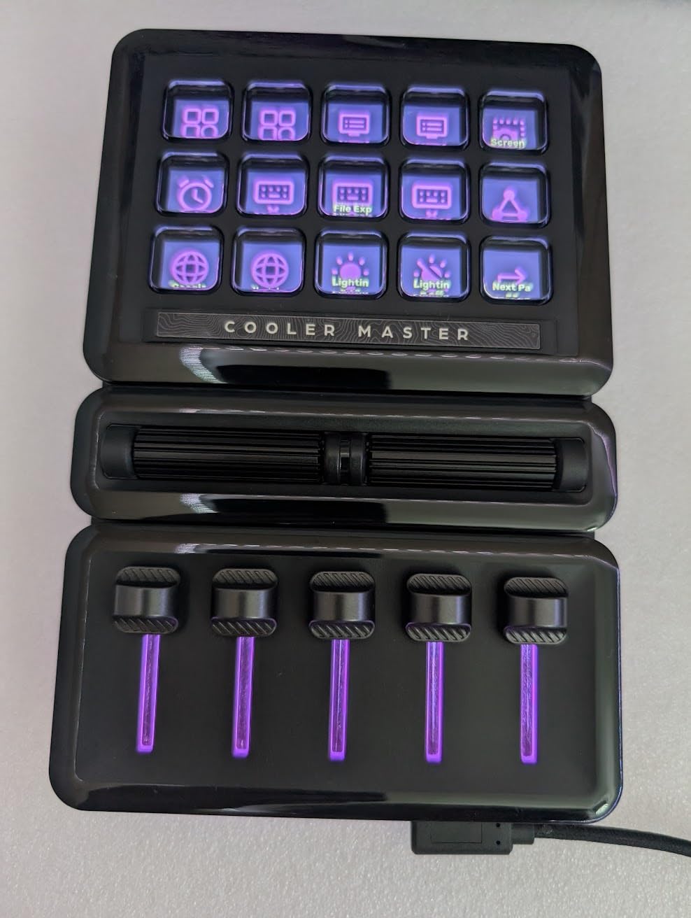 Cooler Master MasterHUB Modular Macro Pad - Customizable Hotkey Controller with 15 Display Keys, Faders & Dials, Magnetic Snap Modules for Editing, Streaming, and Workflow Control customer photo 1